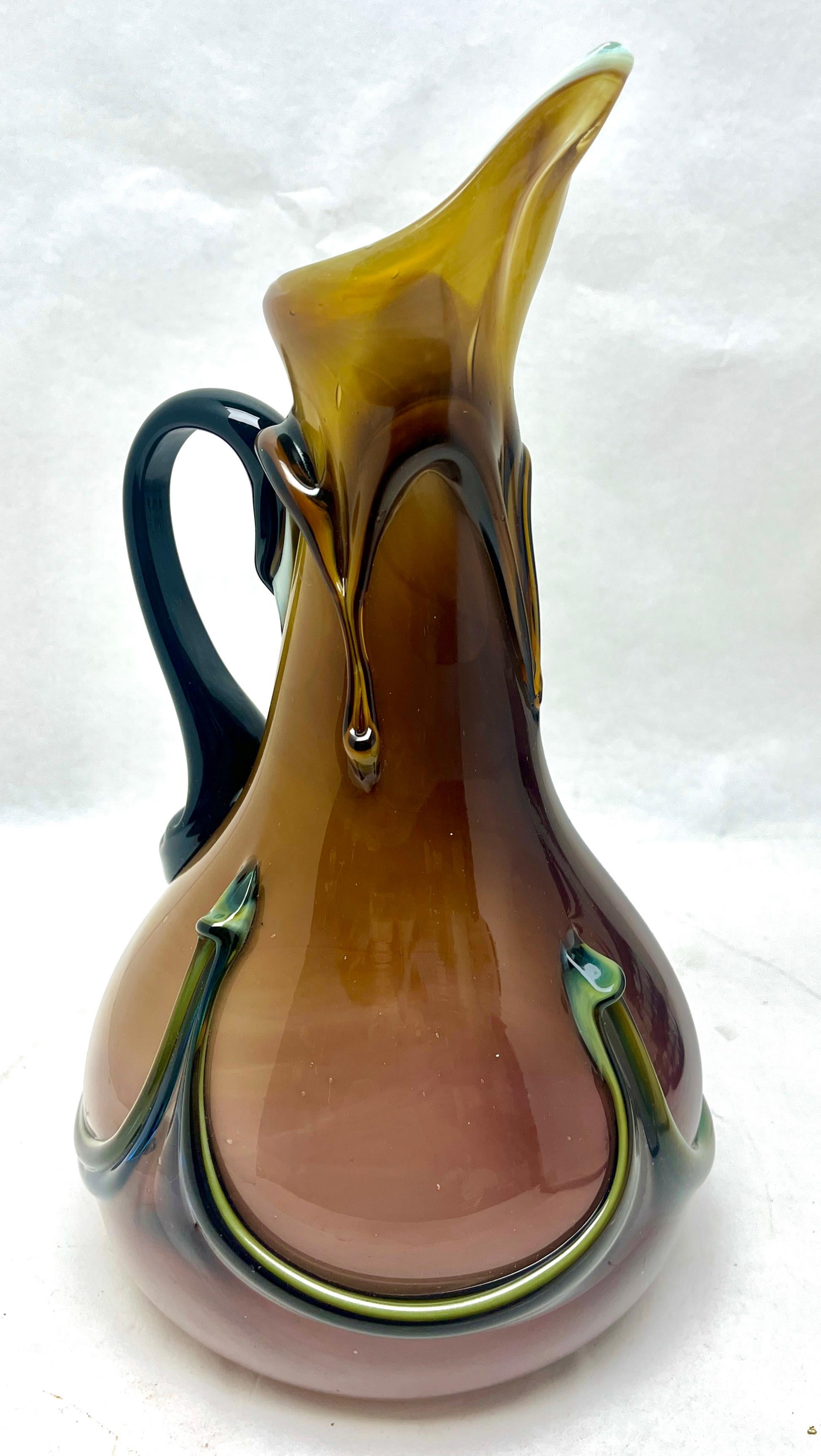 Italienischer olivgrüner handgefertigter Murano-Kunstglaskrug mit Henkel (20. Jahrhundert) im Angebot