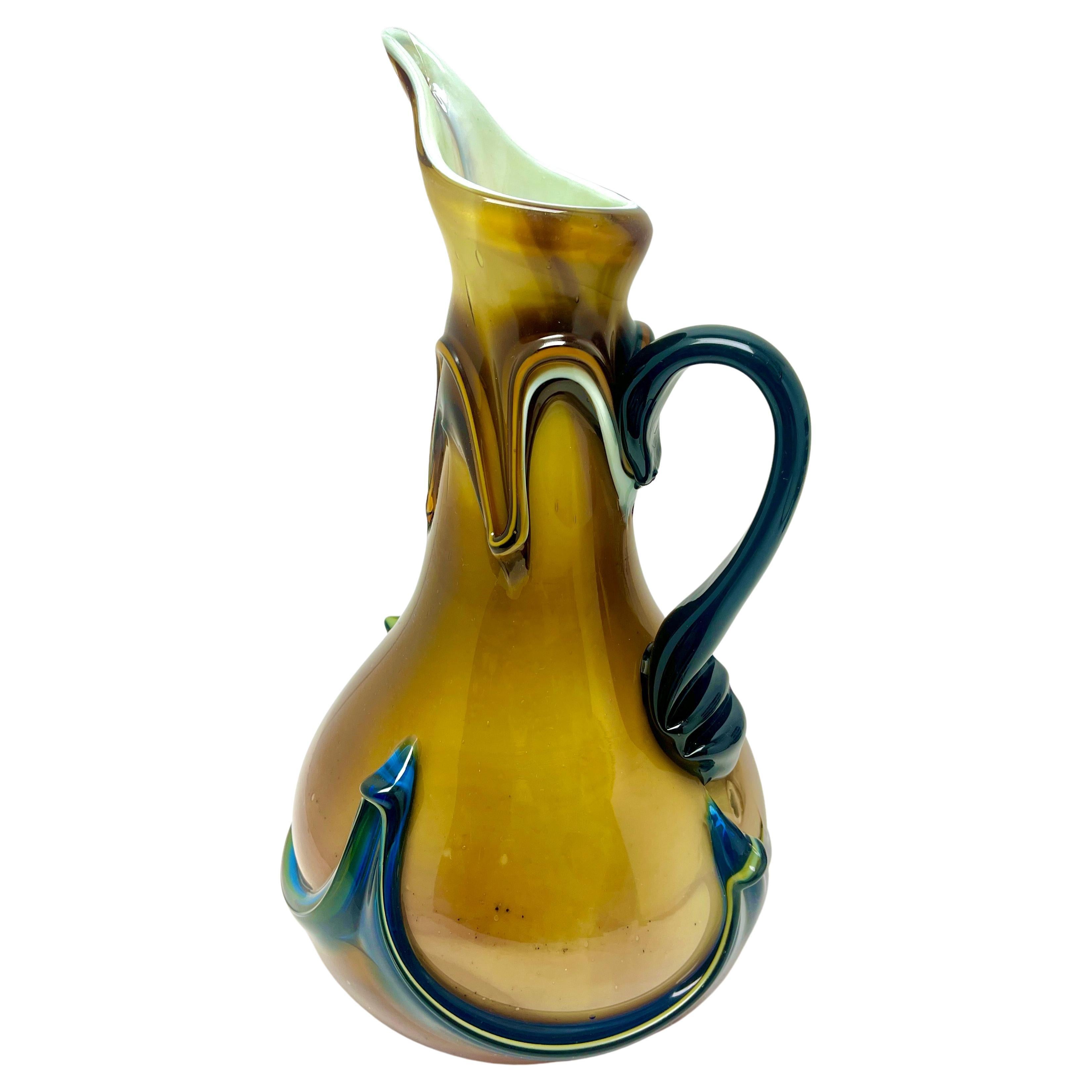Italienischer olivgrüner handgefertigter Murano-Kunstglaskrug mit Henkel im Angebot