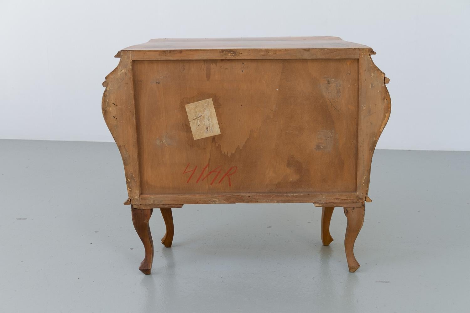 Italian Olive Wood Bombe Chest of Drawers Rococo Style, 1950s. en vente 5