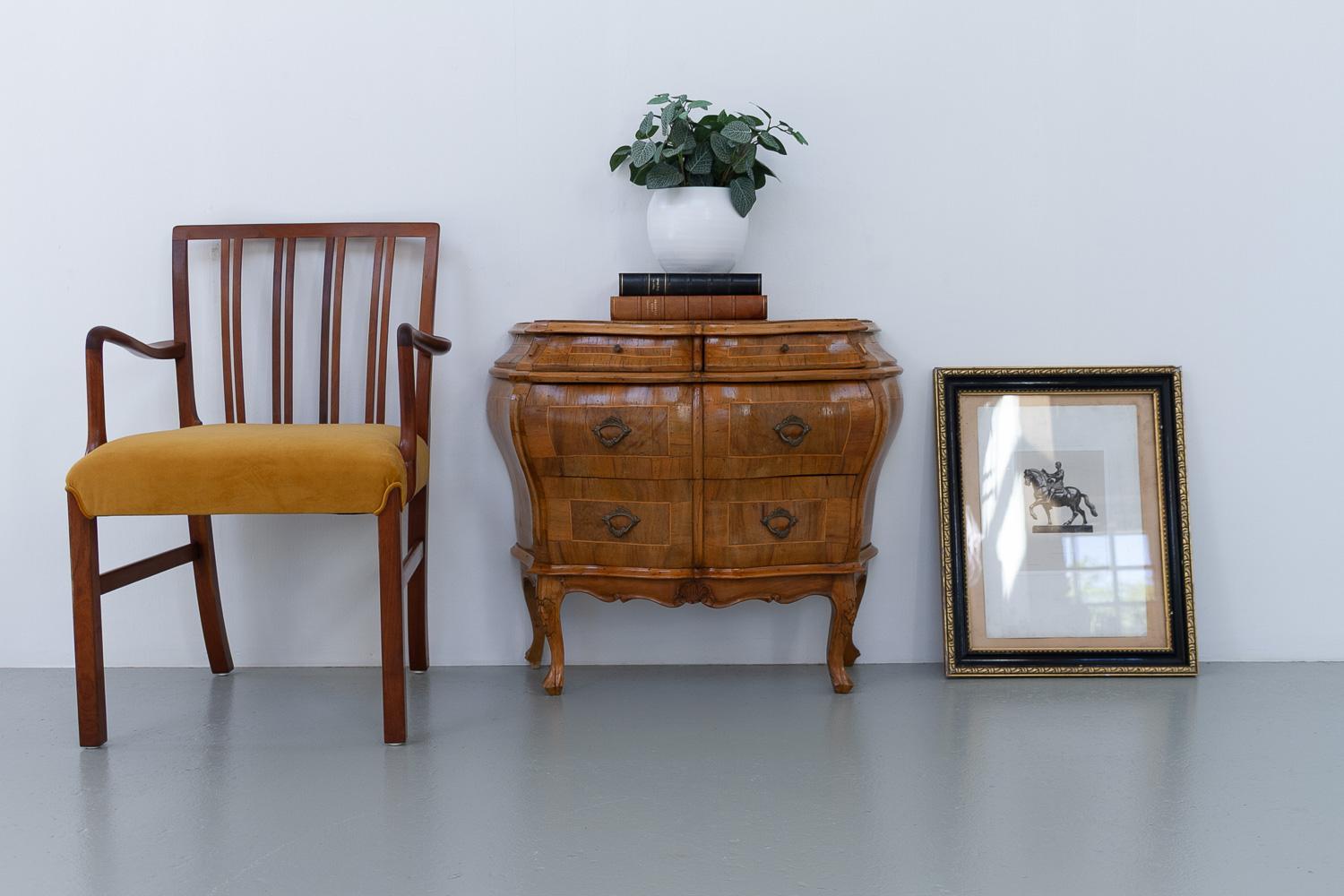 Italian Olive Wood Bombe Chest of Drawers Rococo Style, 1950s. en vente 7