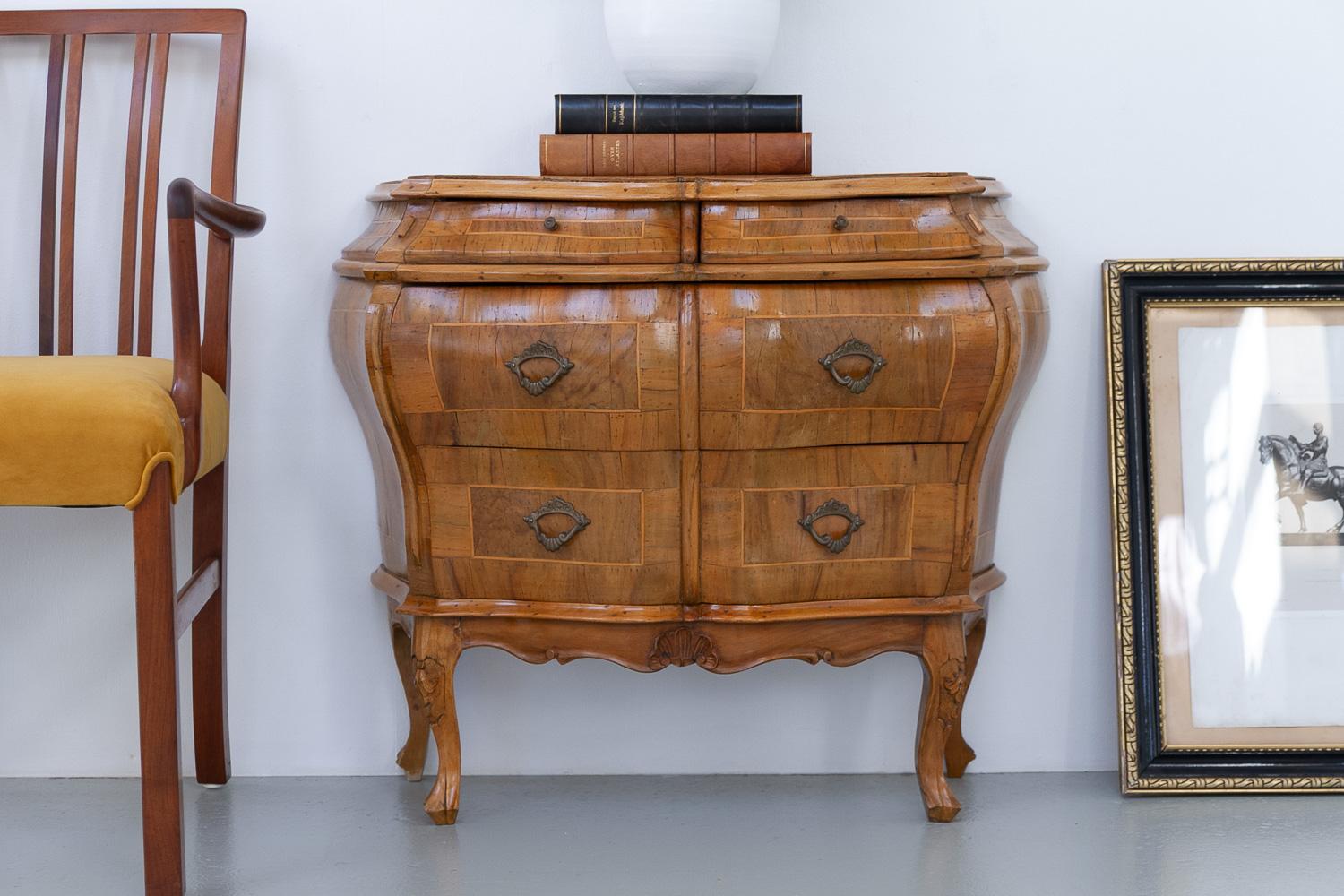 Italian Olive Wood Bombe Chest of Drawers Rococo Style, 1950s. en vente 8