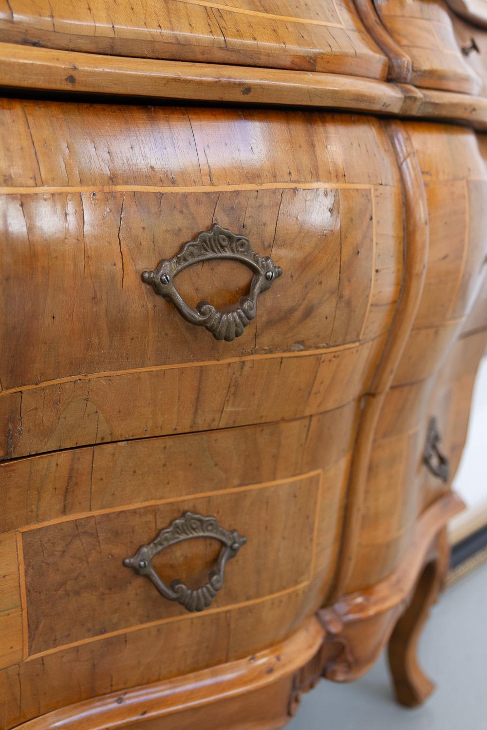 Italian Olive Wood Bombe Chest of Drawers Rococo Style, 1950s. en vente 9