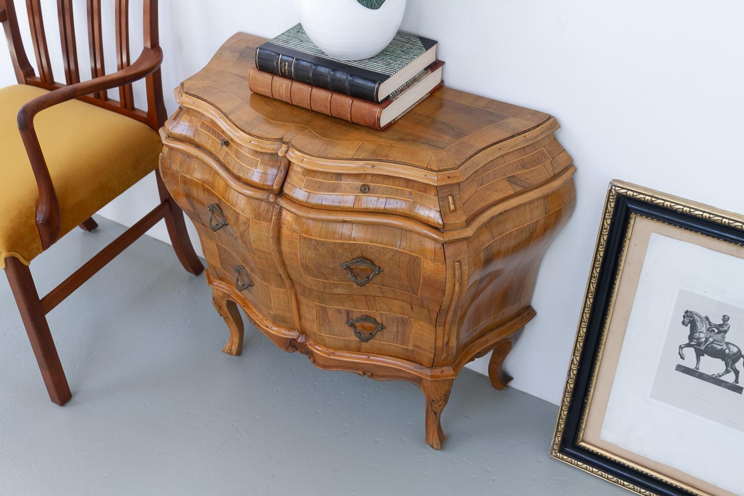 Italian Olive Wood Bombe Chest of Drawers Rococo Style, 1950s. en vente 10