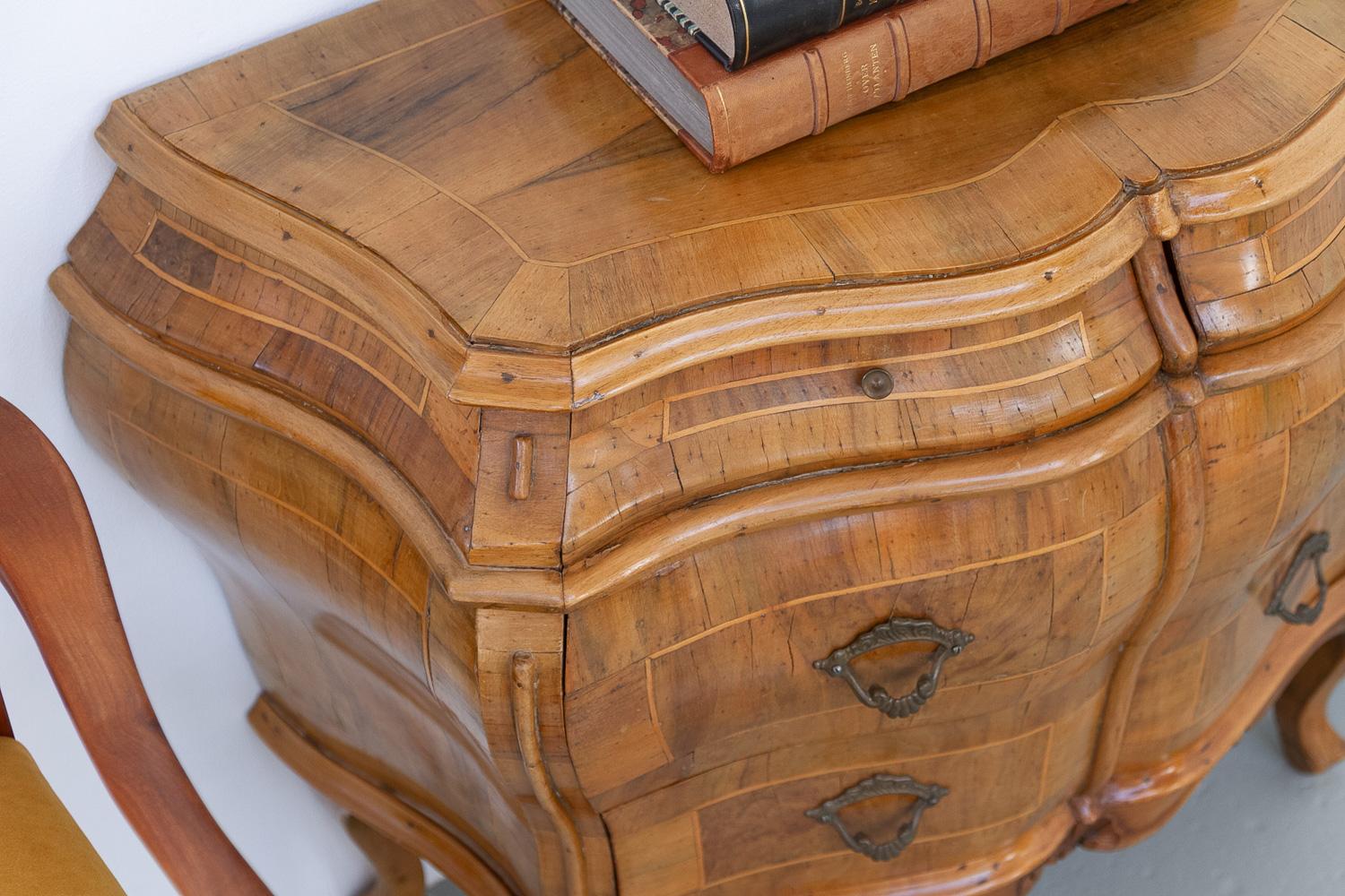 Italian Olive Wood Bombe Chest of Drawers Rococo Style, 1950s. en vente 11