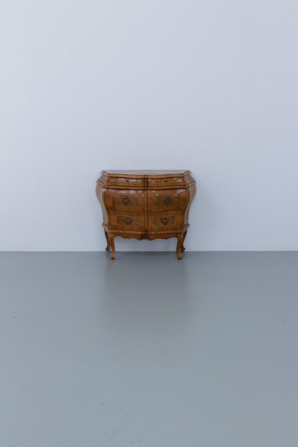 Italian Olive Wood Bombe Chest of Drawers Rococo Style, 1950s. en vente 12