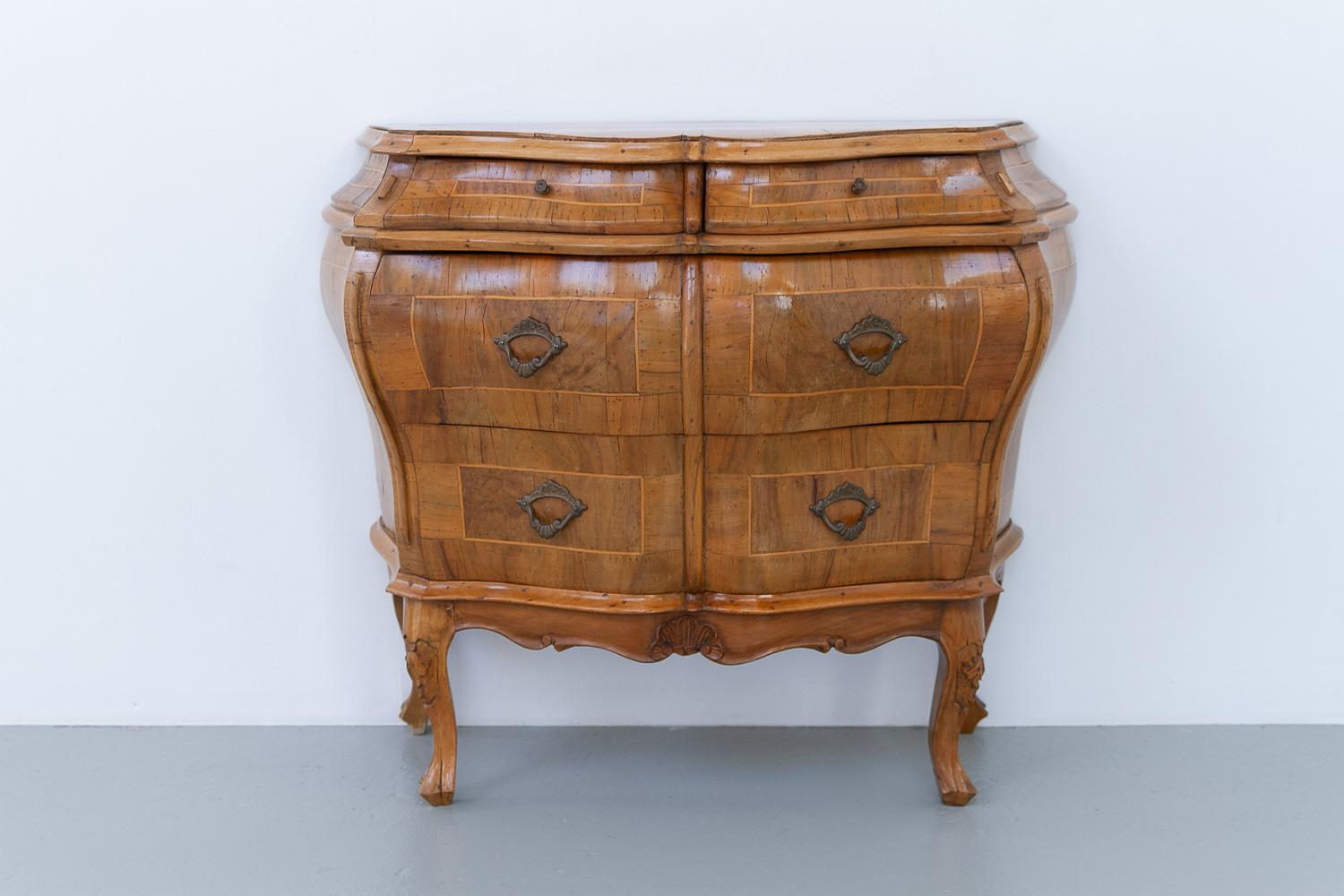 Italian Olive Wood Bombe Chest of Drawers Rococo Style, 1950s. en vente 13