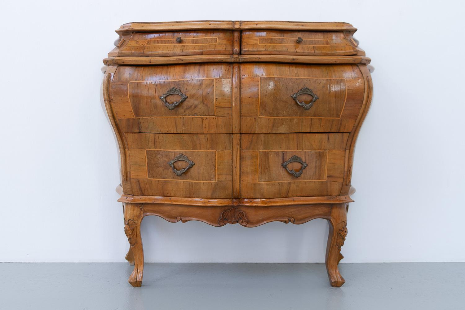 Italian Olive Wood Bombe Chest of Drawers Rococo Style, 1950s. en vente 14