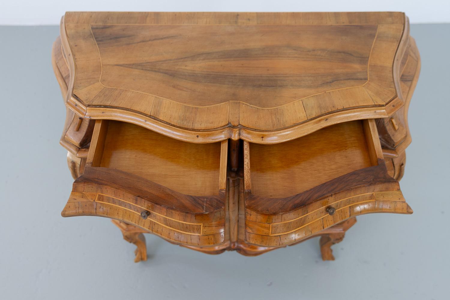 italien Italian Olive Wood Bombe Chest of Drawers Rococo Style, 1950s. en vente