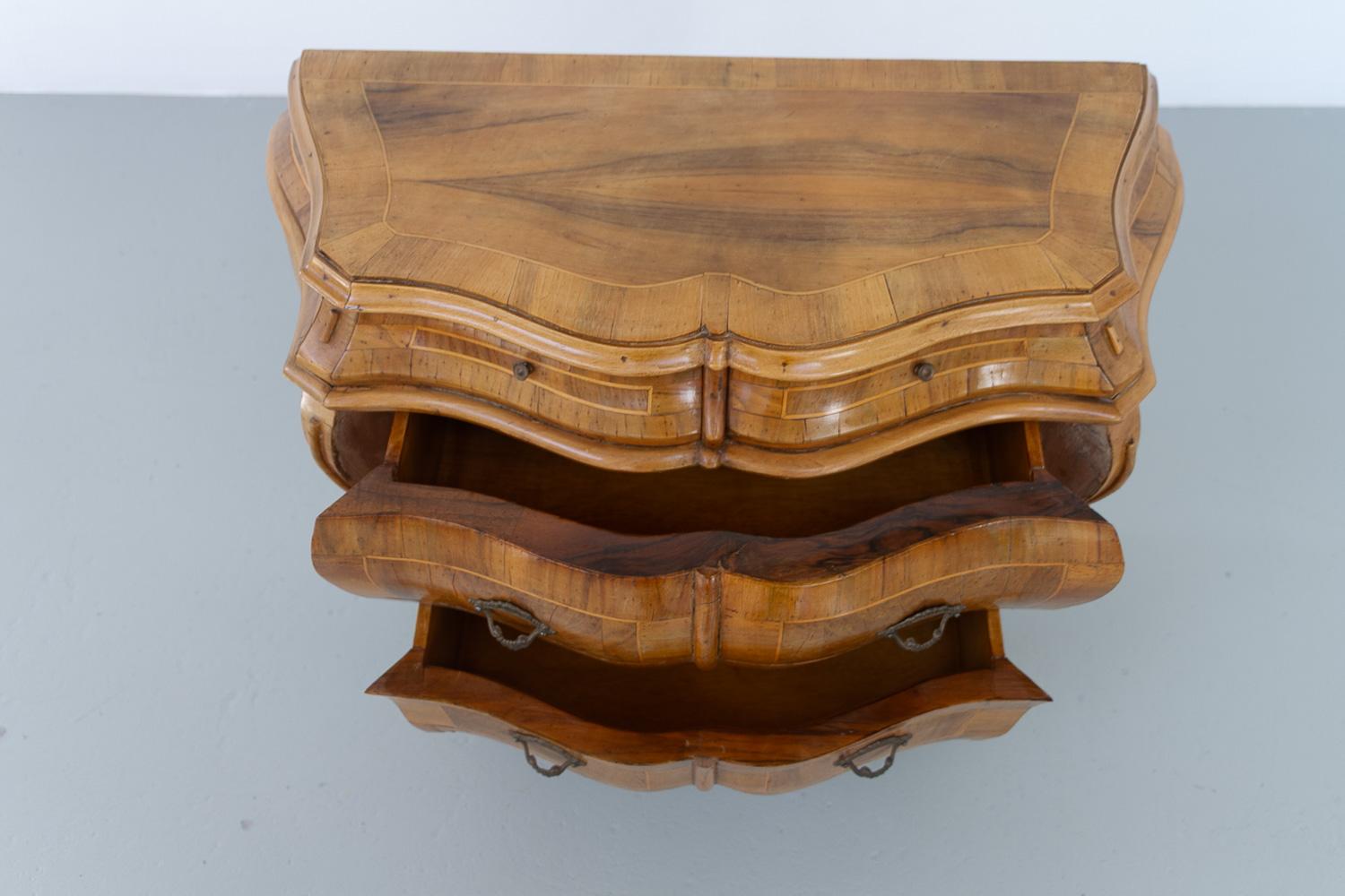Italian Olive Wood Bombe Chest of Drawers Rococo Style, 1950s. Bon état - En vente à Asaa, DK