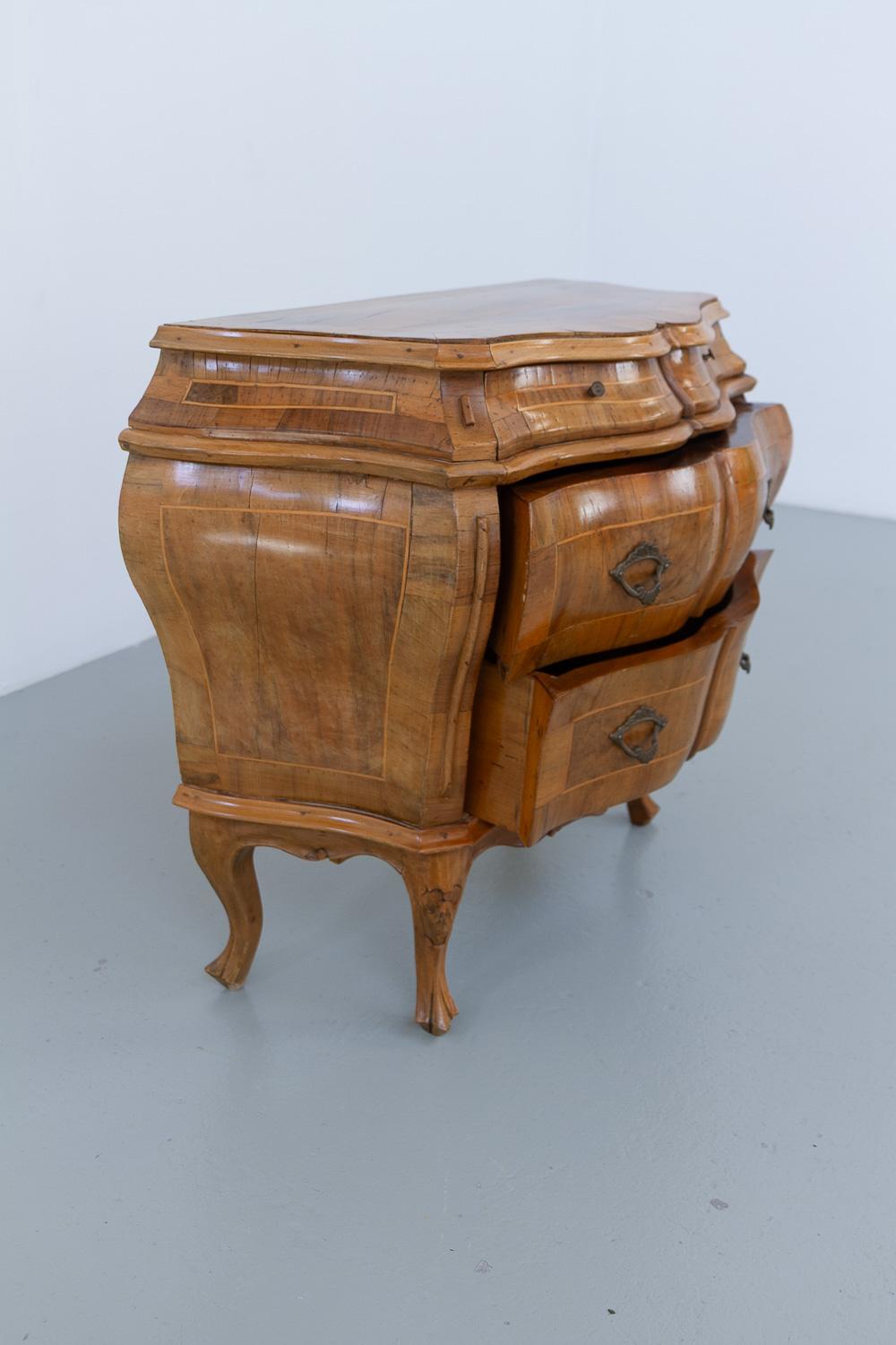 Milieu du XXe siècle Italian Olive Wood Bombe Chest of Drawers Rococo Style, 1950s. en vente