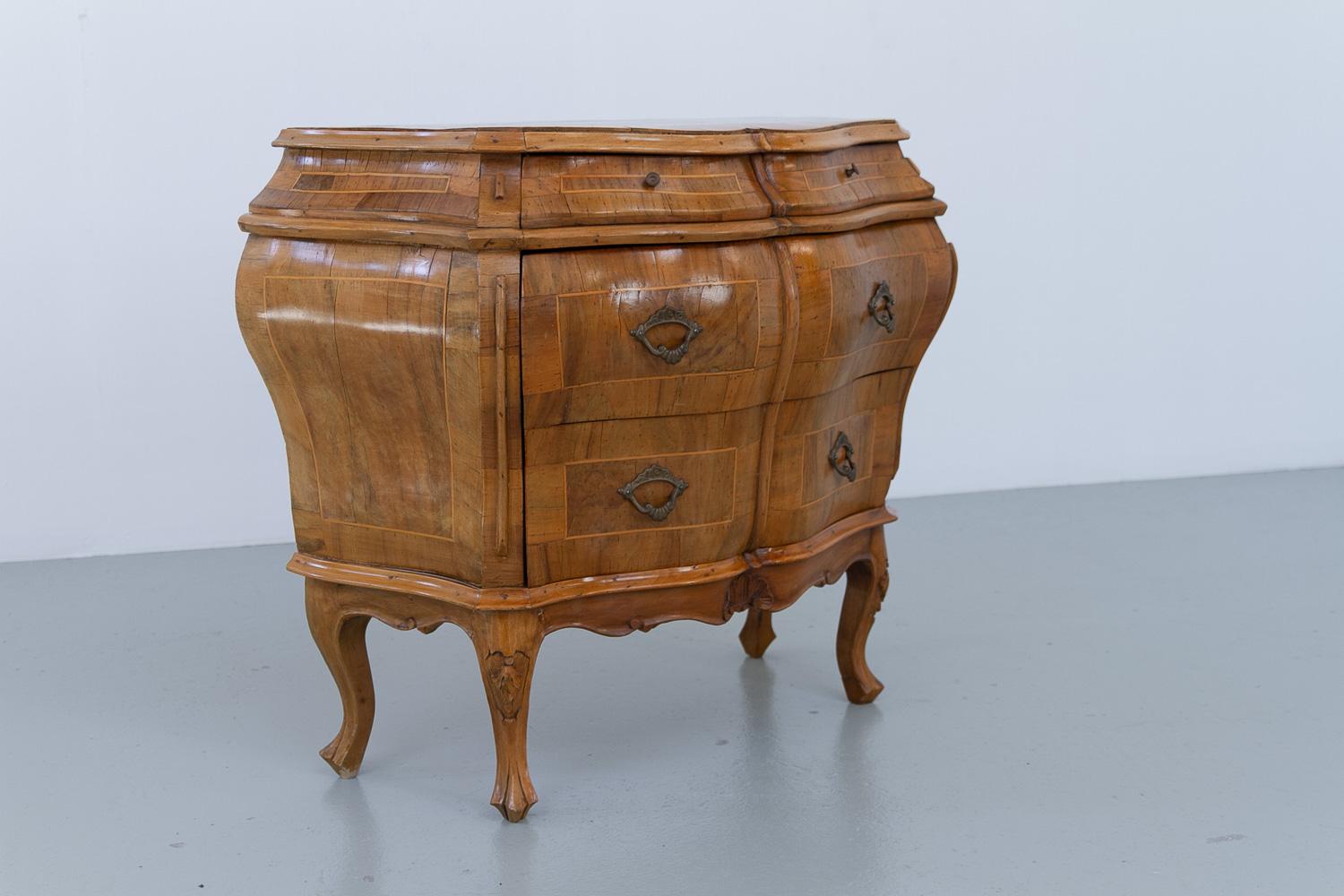 Olivier Italian Olive Wood Bombe Chest of Drawers Rococo Style, 1950s. en vente