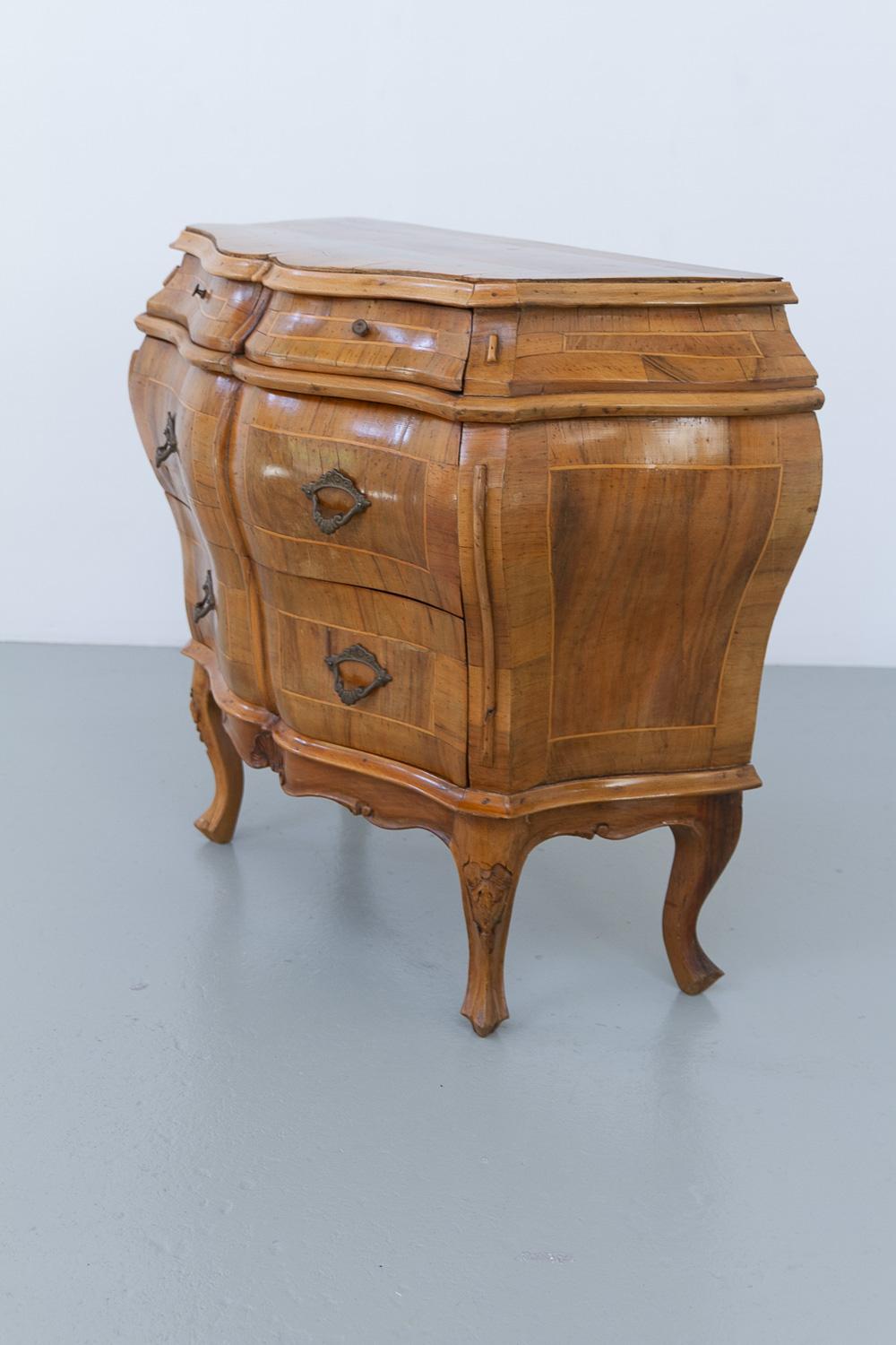 Italian Olive Wood Bombe Chest of Drawers Rococo Style, 1950s. en vente 1