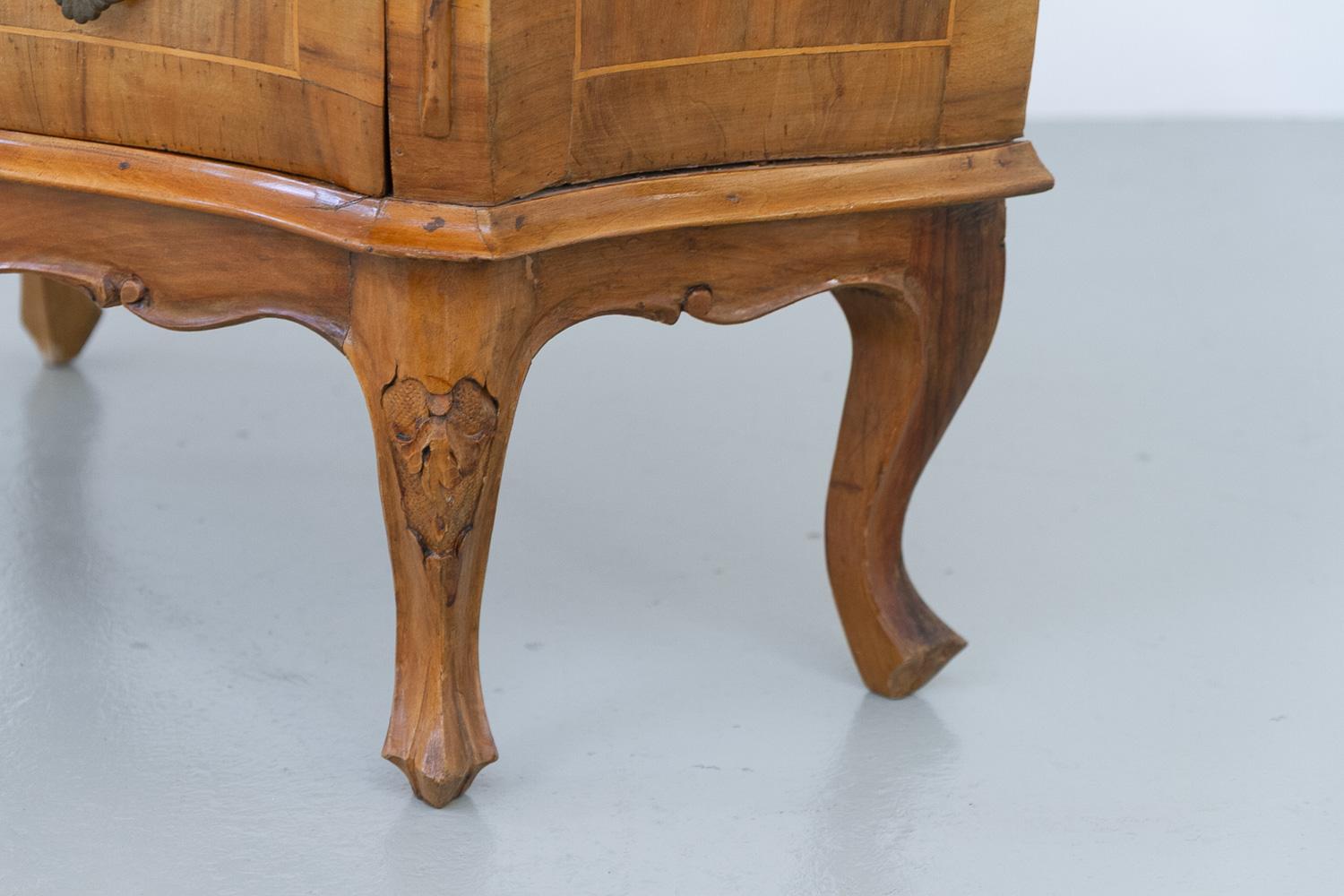 Italian Olive Wood Bombe Chest of Drawers Rococo Style, 1950s. en vente 2