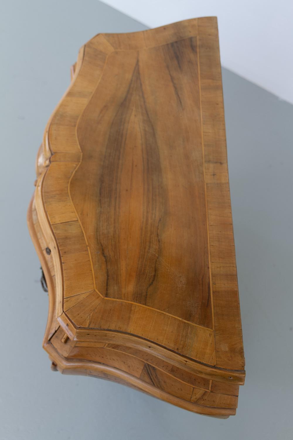 Italian Olive Wood Bombe Chest of Drawers Rococo Style, 1950s. en vente 3