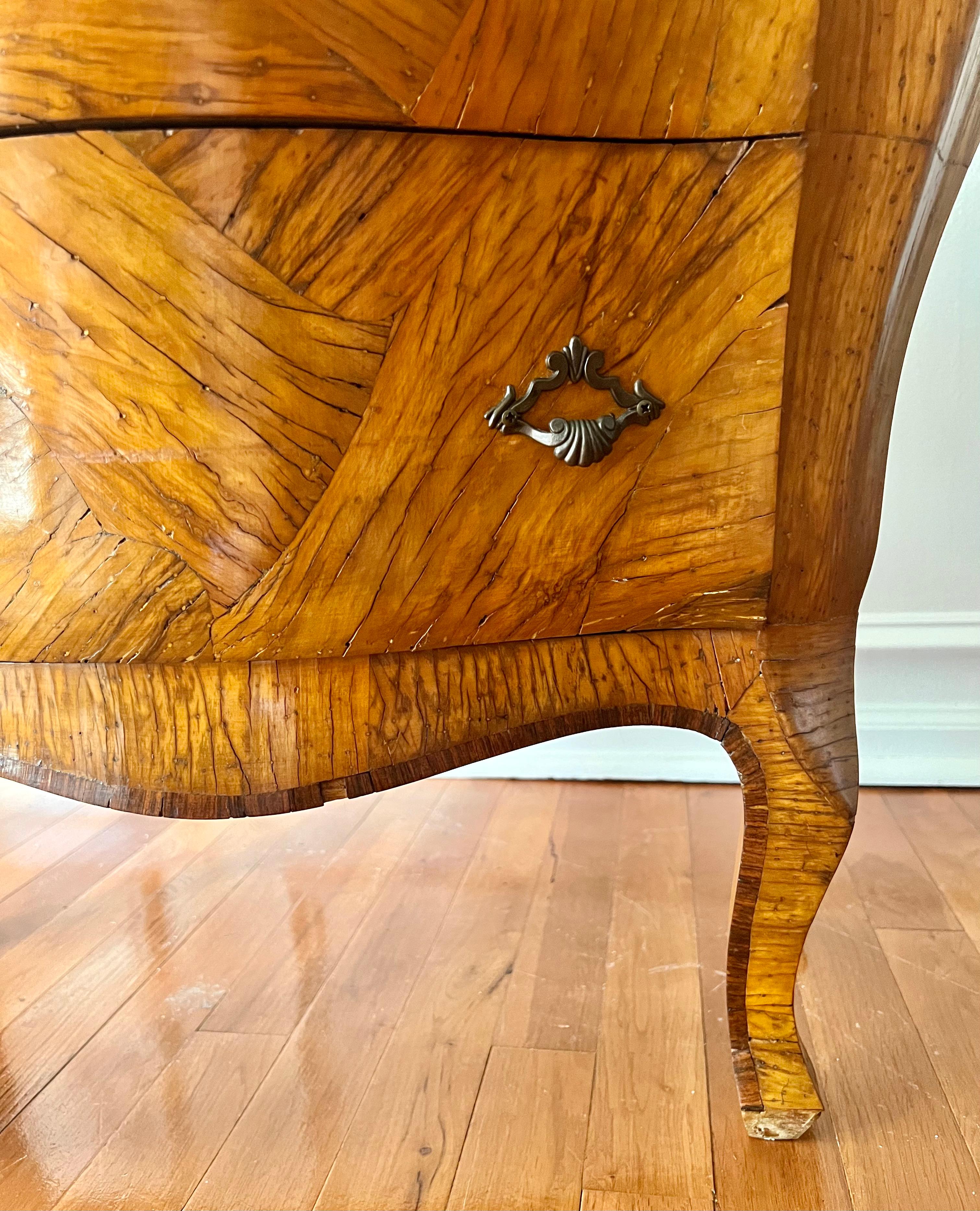 Italian Olive Wood Bombe Commode, Early 20th Century For Sale 10