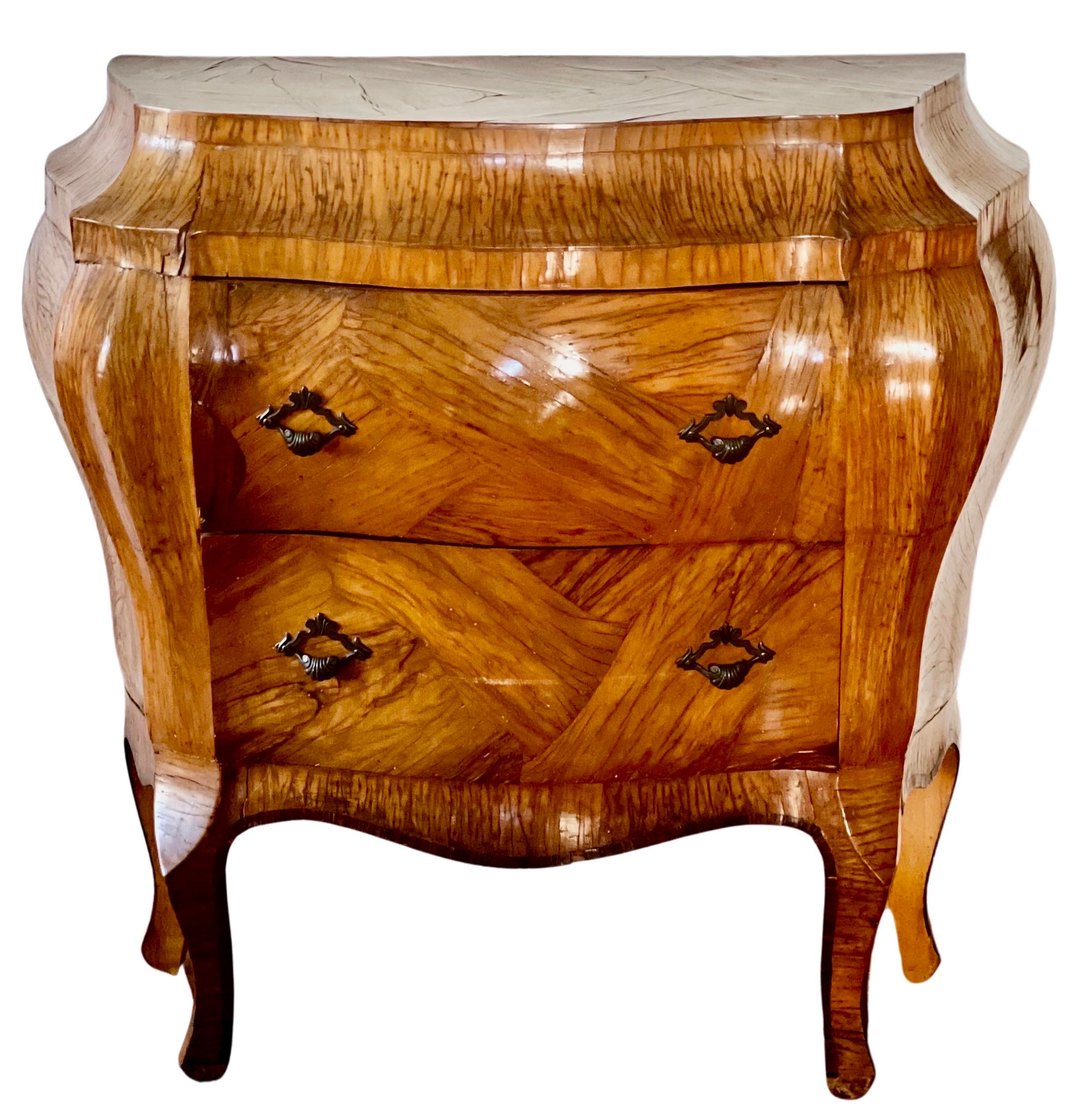 Commode bombée italienne en bois d'olivier, début du 20ème siècle en vente