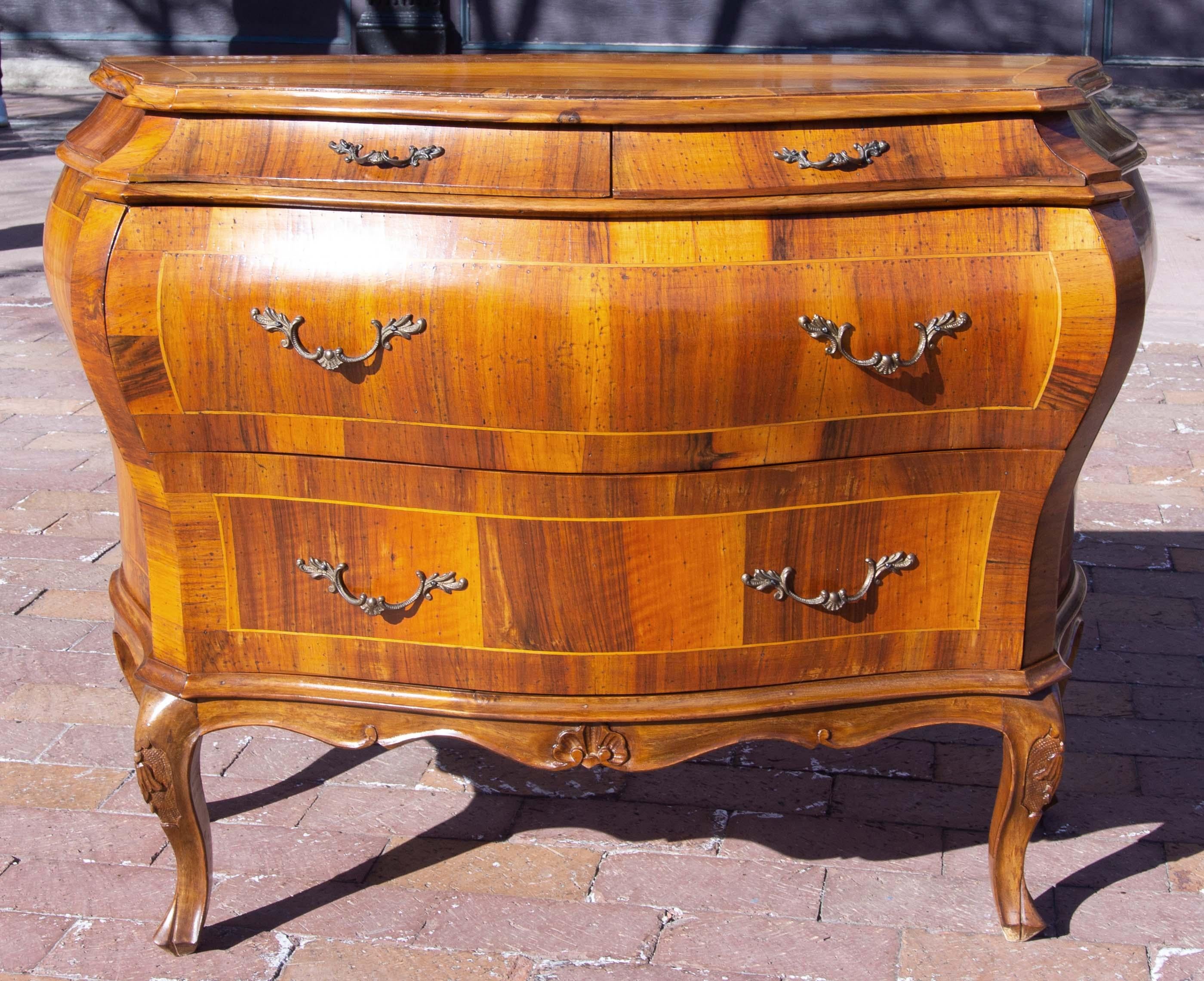 Commode italienne à quatre tiroirs en bois d'olivier, milieu du XXe siècle.