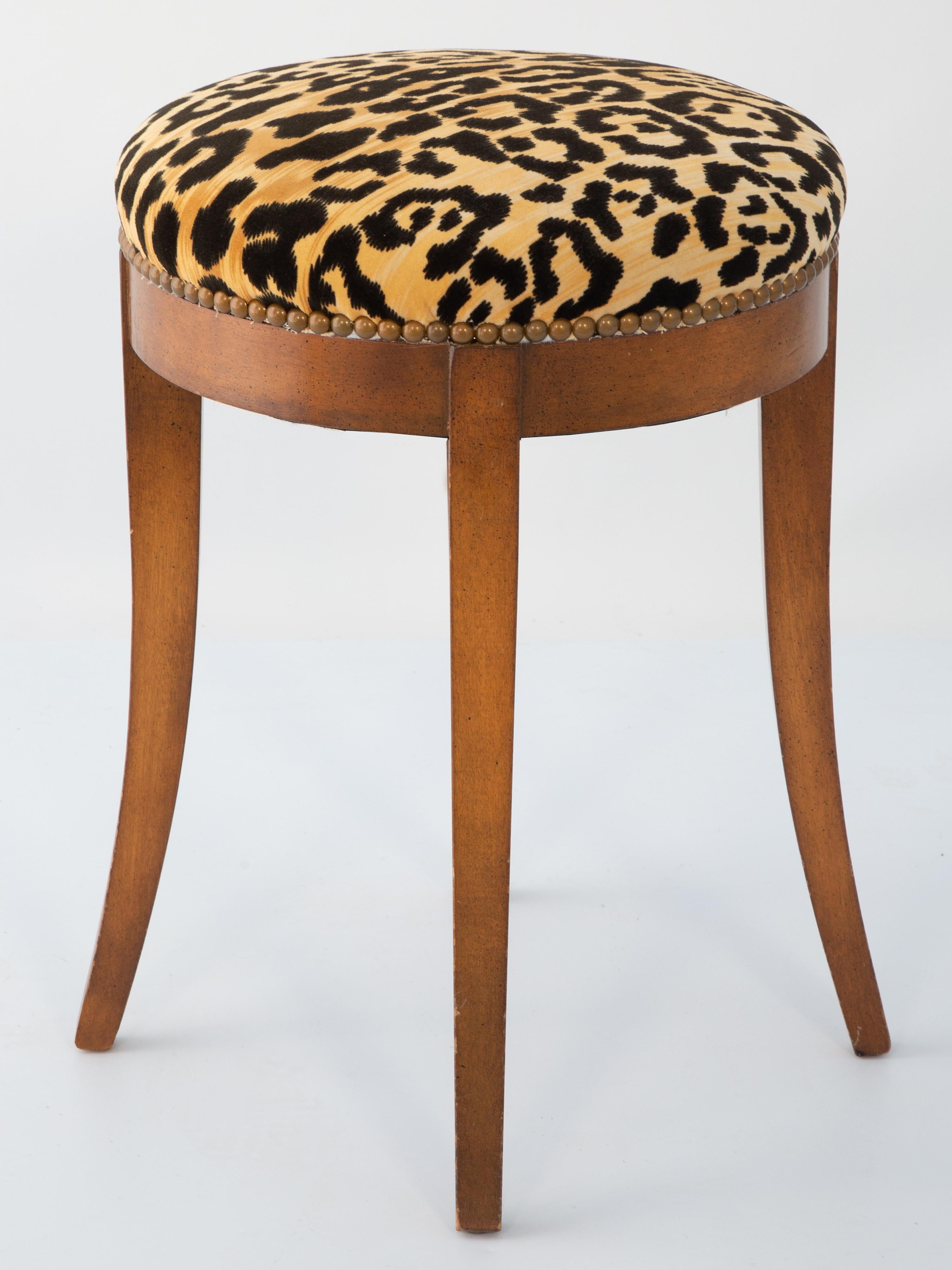 Tabouret de coiffeuse italien en bois d'olivier avec assise en velours imprimé léopard Bon état - En vente à West Palm Beach, FL