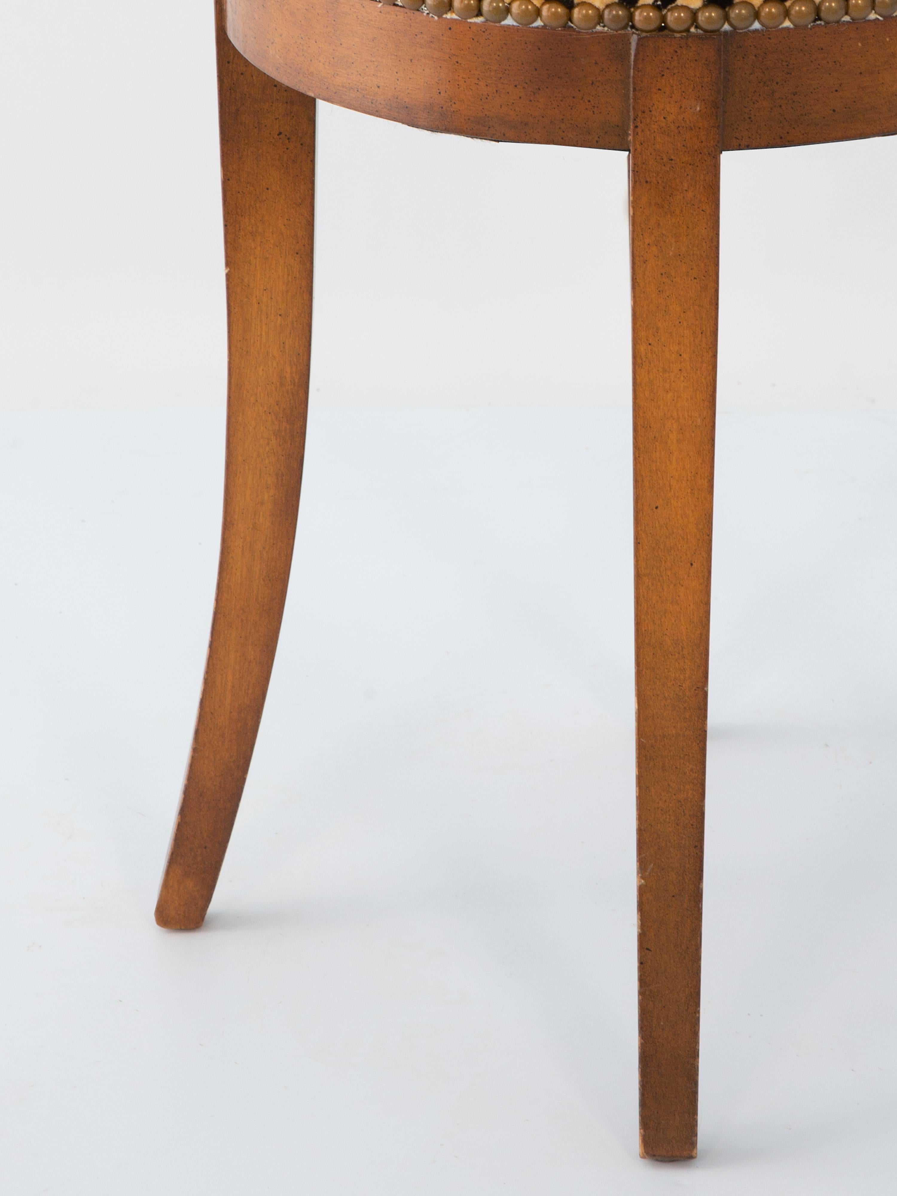 20ième siècle Tabouret de coiffeuse italien en bois d'olivier avec assise en velours imprimé léopard en vente