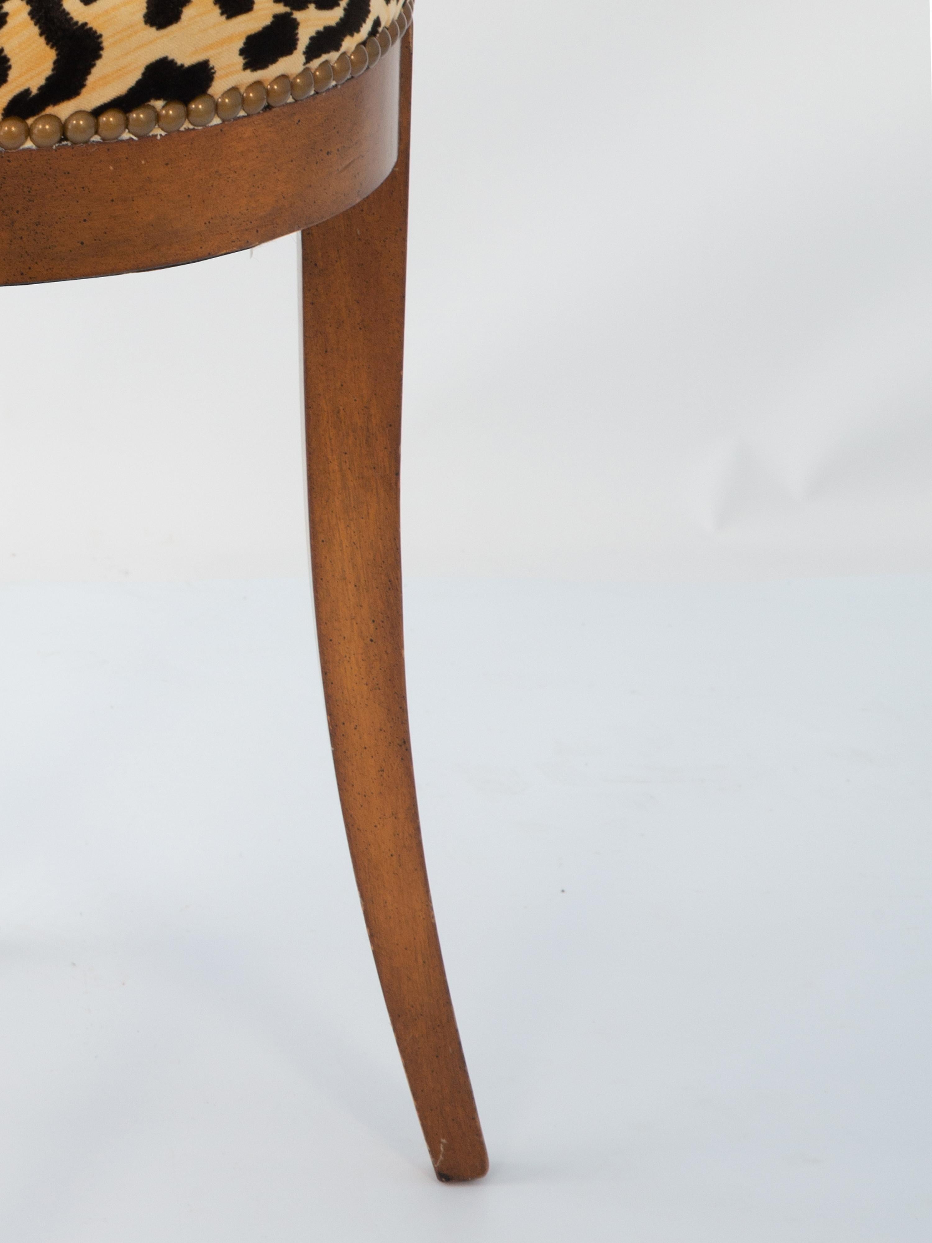 Tissu d'ameublement Tabouret de coiffeuse italien en bois d'olivier avec assise en velours imprimé léopard en vente