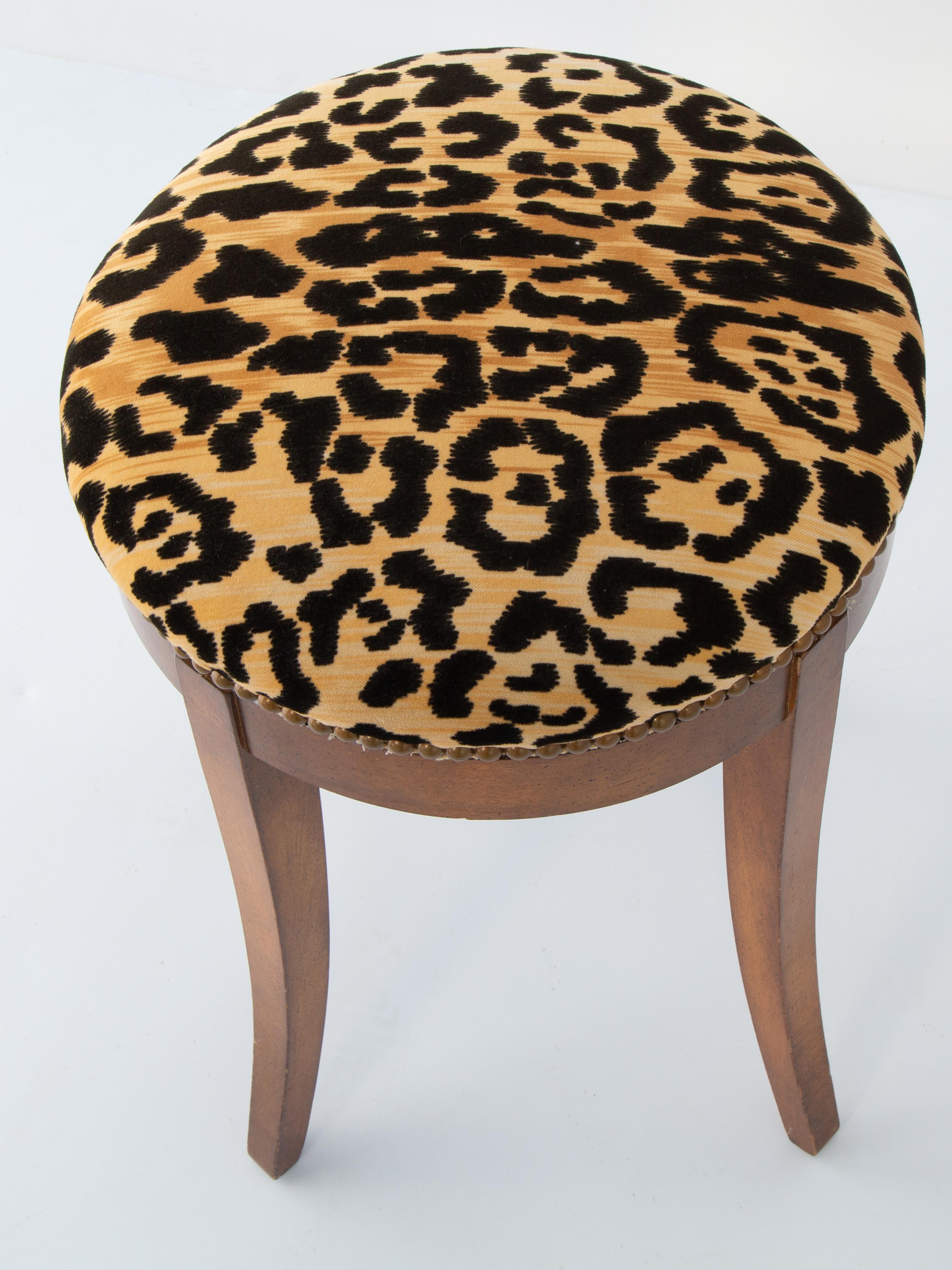 Tabouret de coiffeuse italien en bois d'olivier avec assise en velours imprimé léopard en vente 1