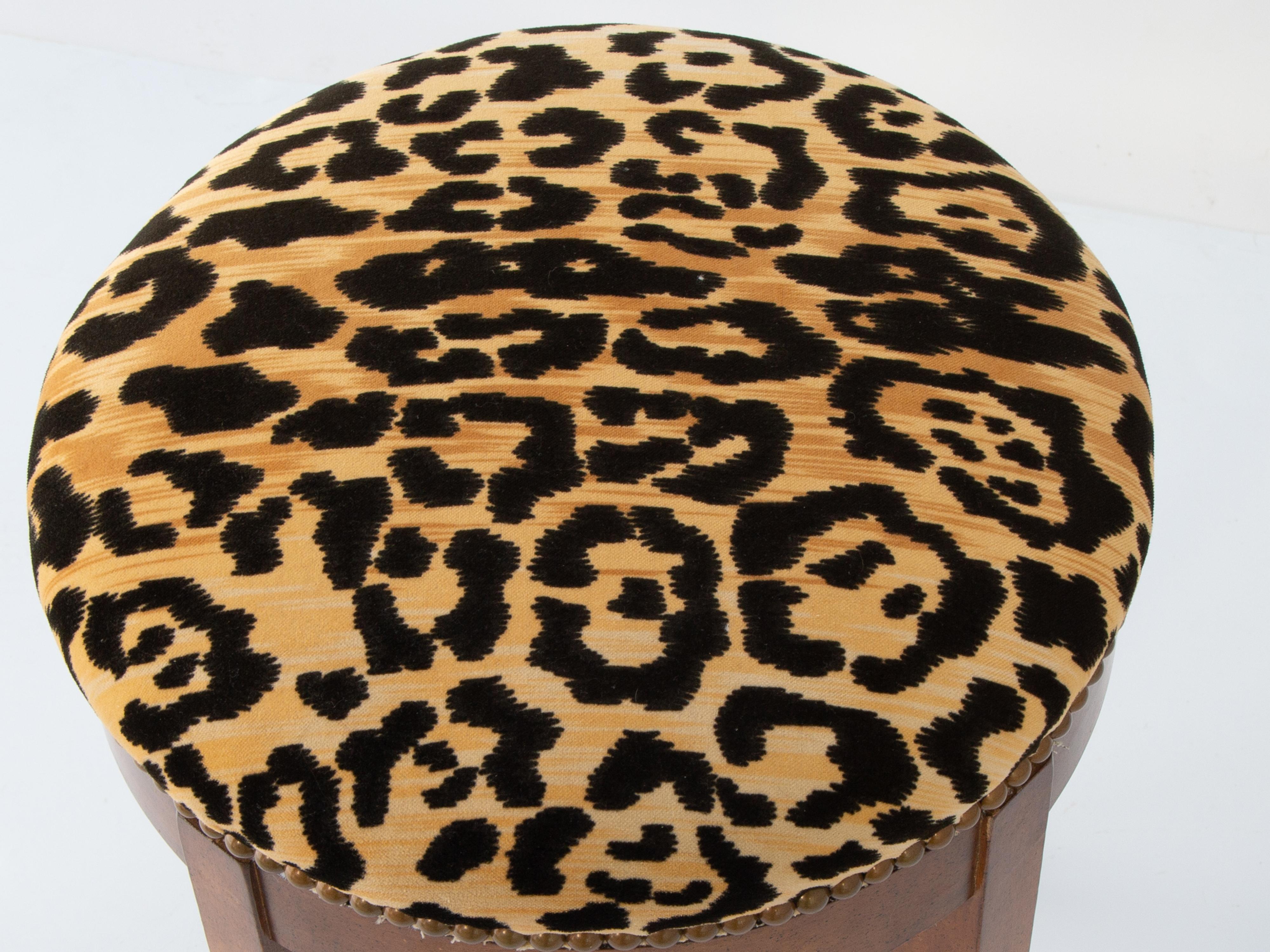 Tabouret de coiffeuse italien en bois d'olivier avec assise en velours imprimé léopard en vente 2