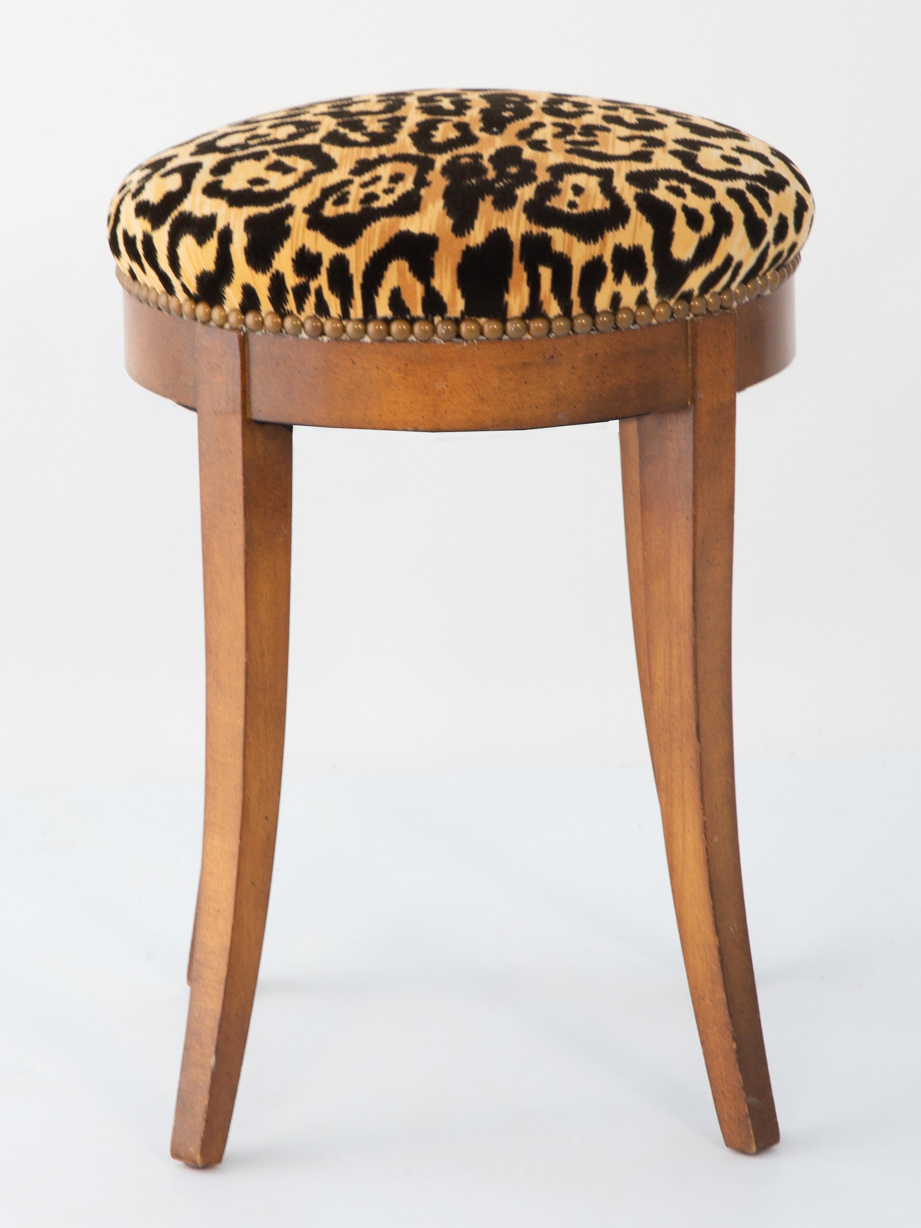 Tabouret de coiffeuse italien en bois d'olivier avec assise en velours imprimé léopard en vente 4