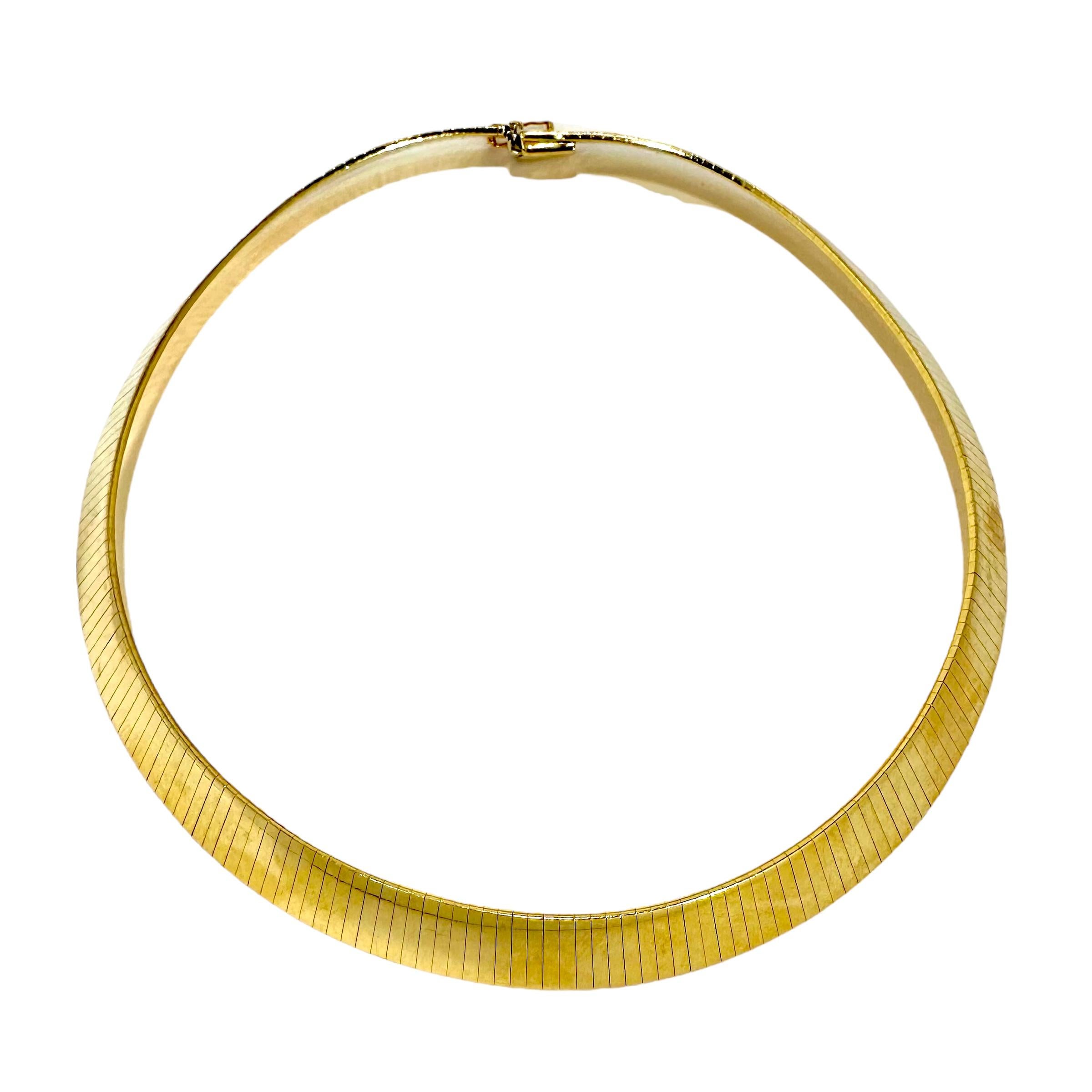 Dieses 12 mm breite Stück wurde Ende des 20. Jahrhunderts in Italien hergestellt.
omega style choker hat eine wunderbare Präsenz. Das 14K Gelbgold
Die Halskette ist 15 Zoll lang. Ideal zum Tragen mit wichtigen Anhängern, die auf den Anhänger