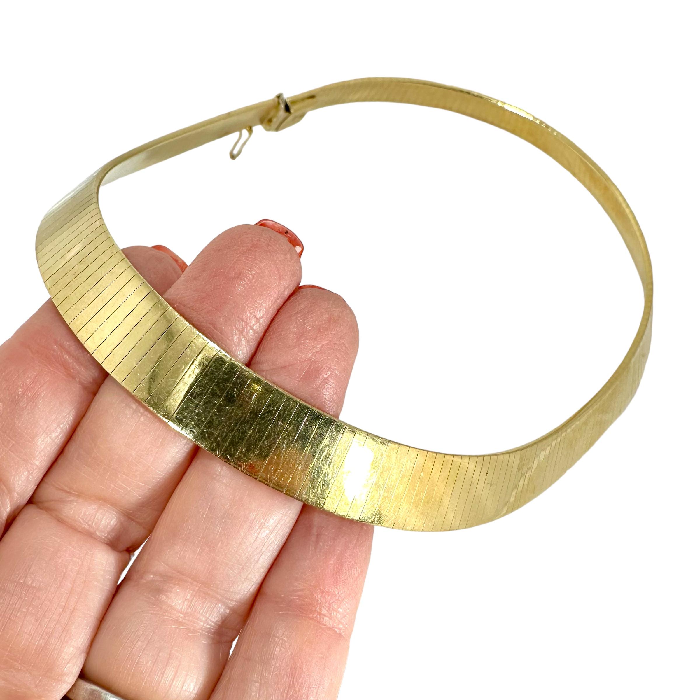 Italienische Omega Choker-Halskette, 15 Zoll lang und 12 mm breit im Zustand „Gut“ im Angebot in Palm Beach, FL