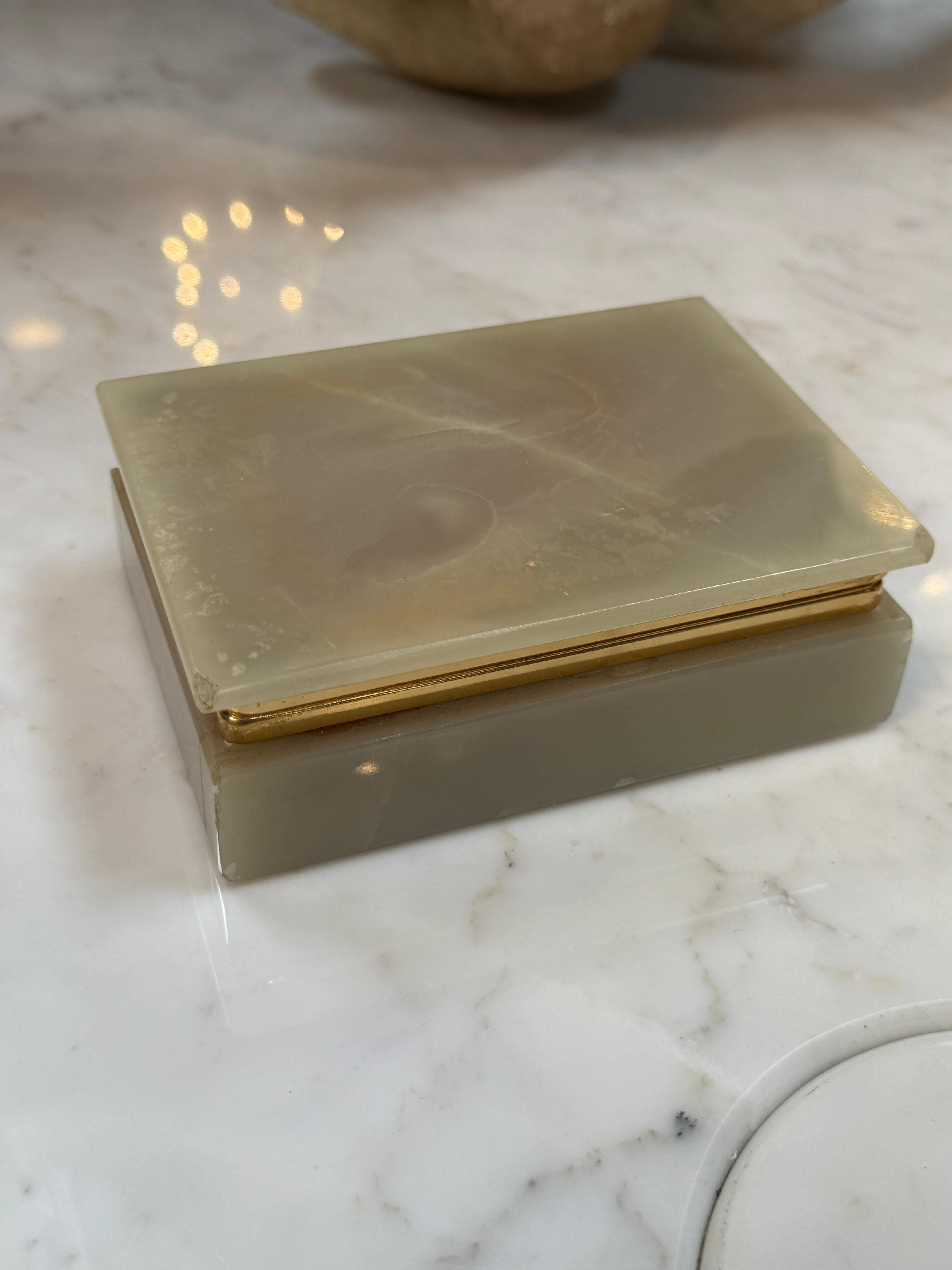 Moderne Boîte à bijoux italienne en onyx et laiton avec doublure en velours, 1960 en vente