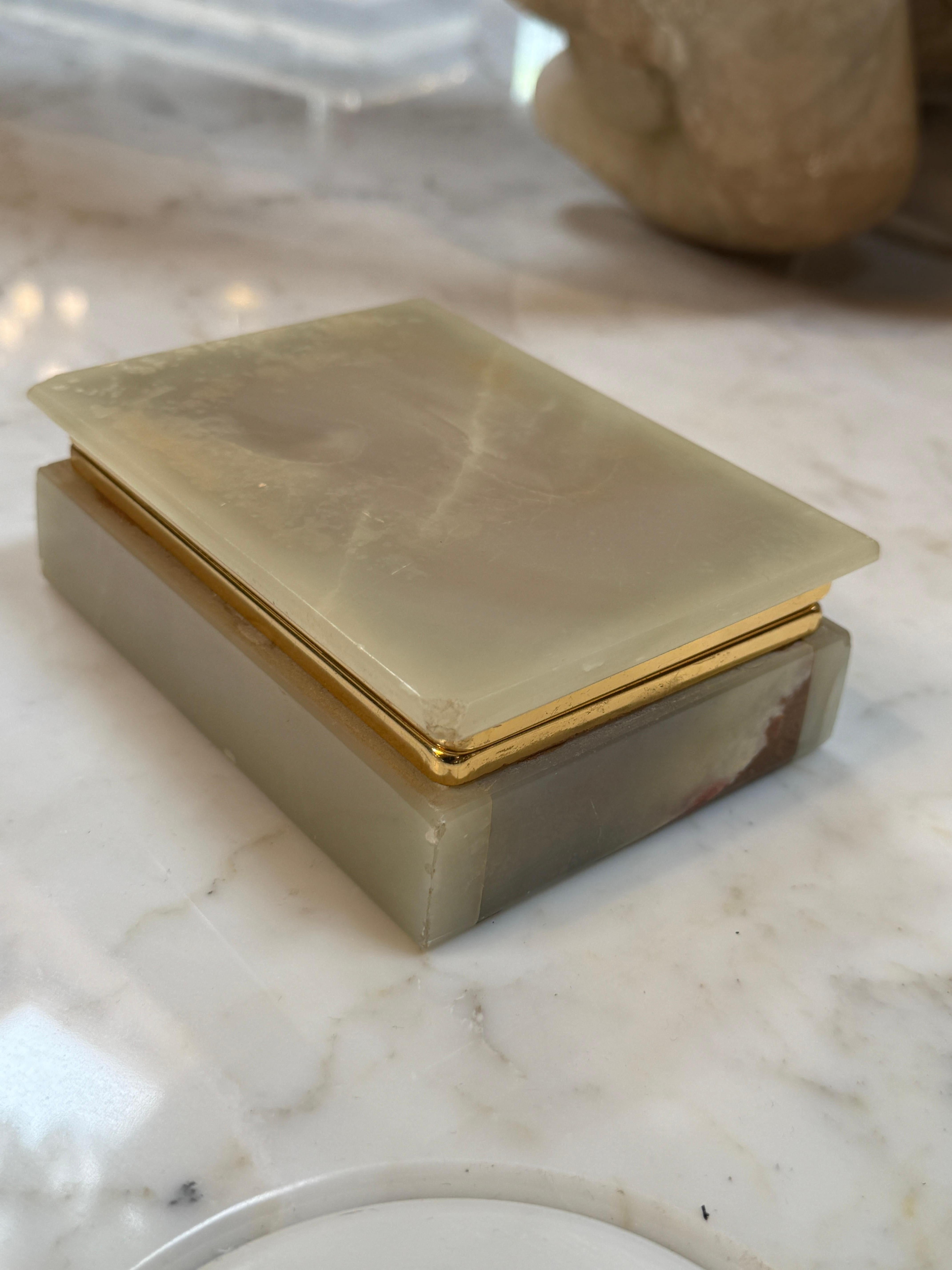 Onyx Boîte à bijoux italienne en onyx et laiton avec doublure en velours, 1960 en vente