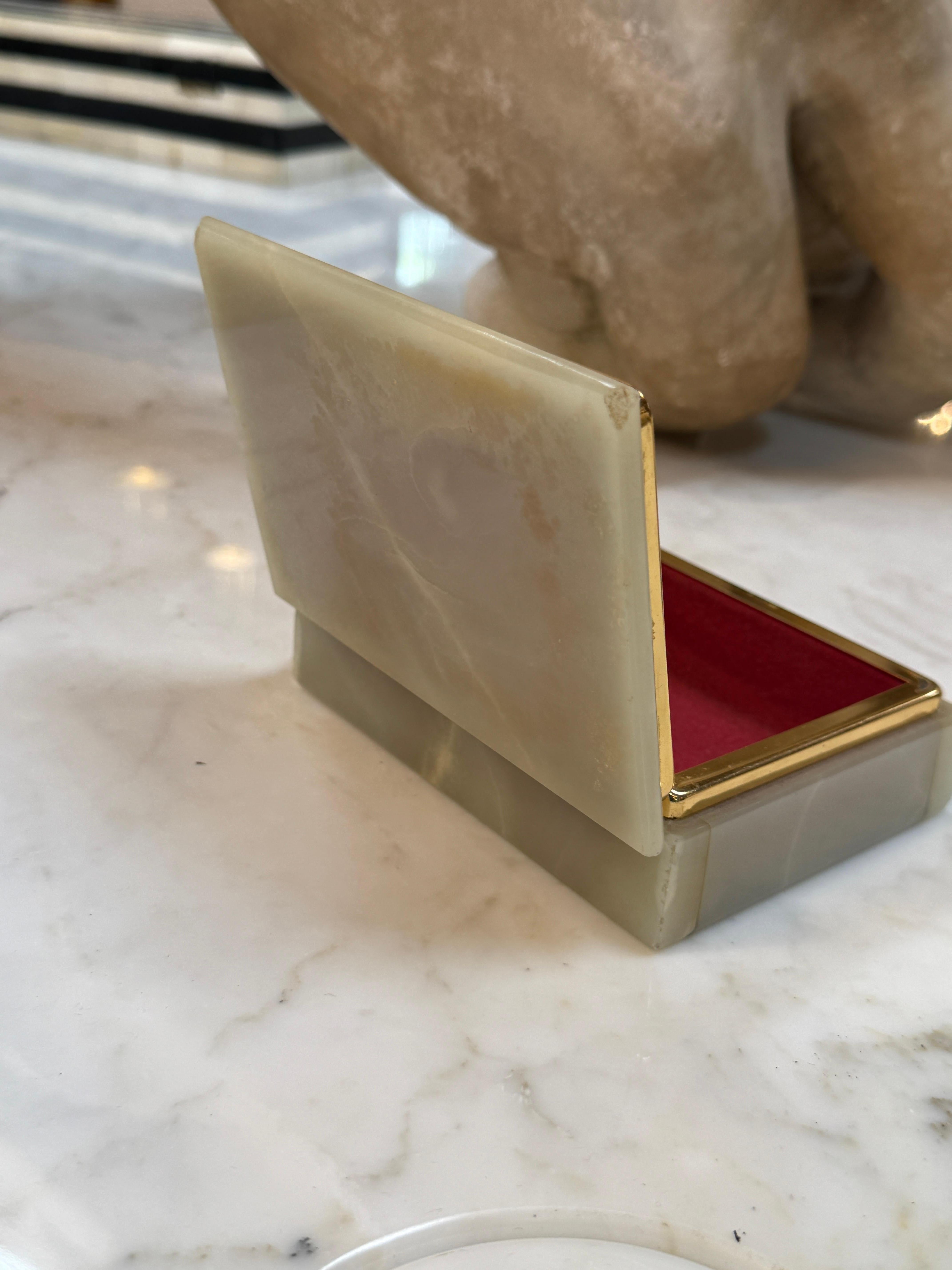 Boîte à bijoux italienne en onyx et laiton avec doublure en velours, 1960 en vente 2