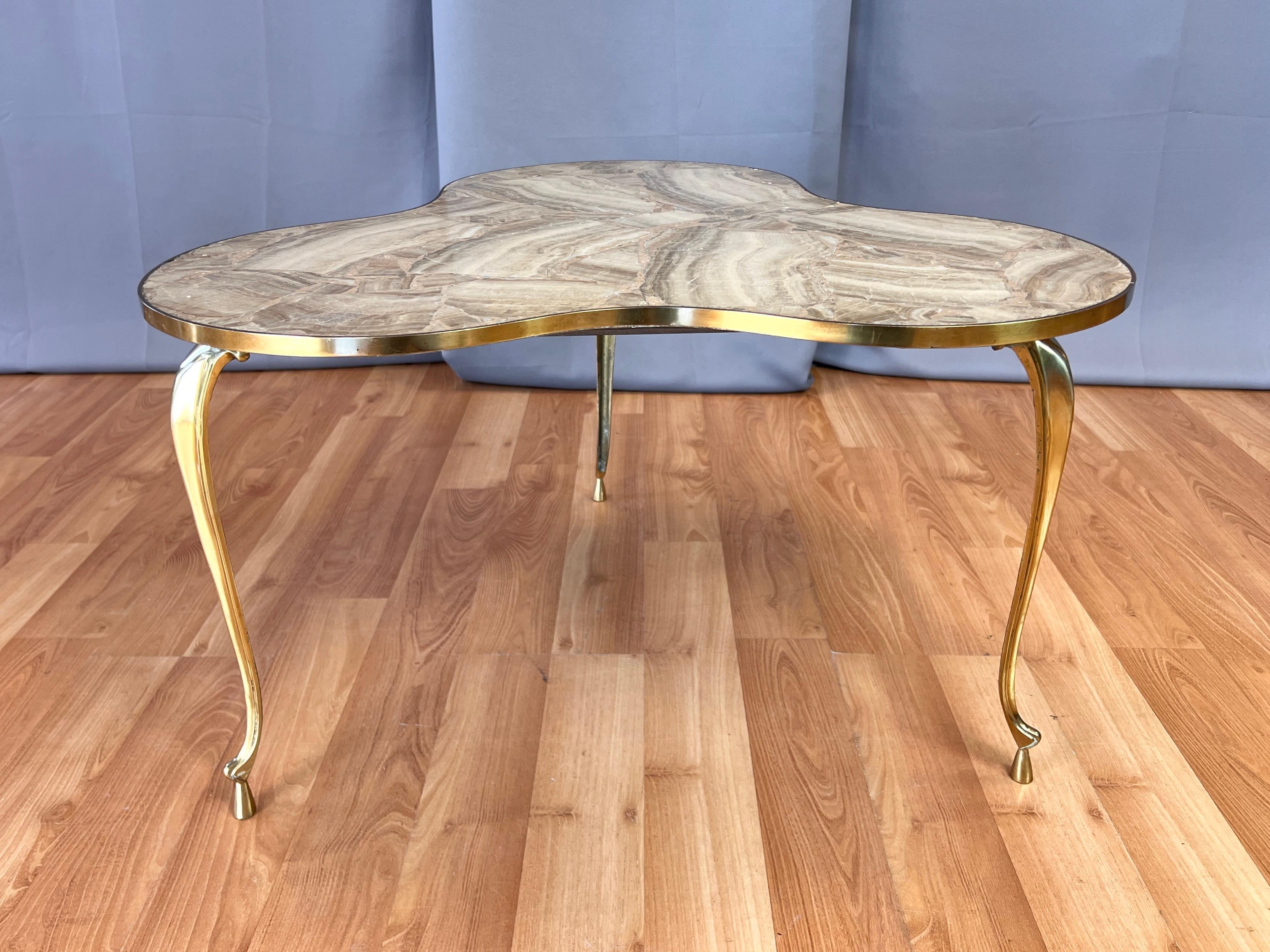 Dreibeiniger italienischer Beistelltisch aus Onyx und Messing mit Trefoil-Platte, 1950er Jahre im Angebot 4