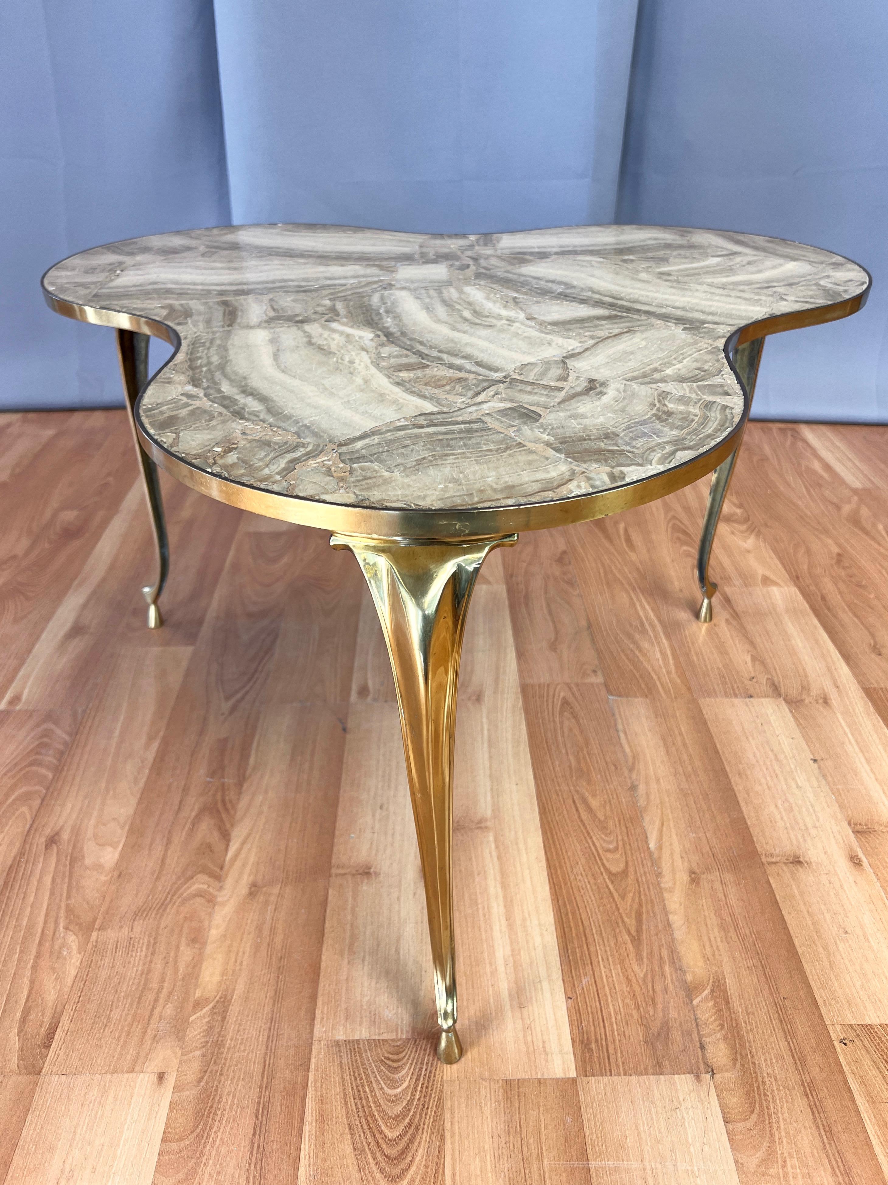 Dreibeiniger italienischer Beistelltisch aus Onyx und Messing mit Trefoil-Platte, 1950er Jahre im Angebot 5