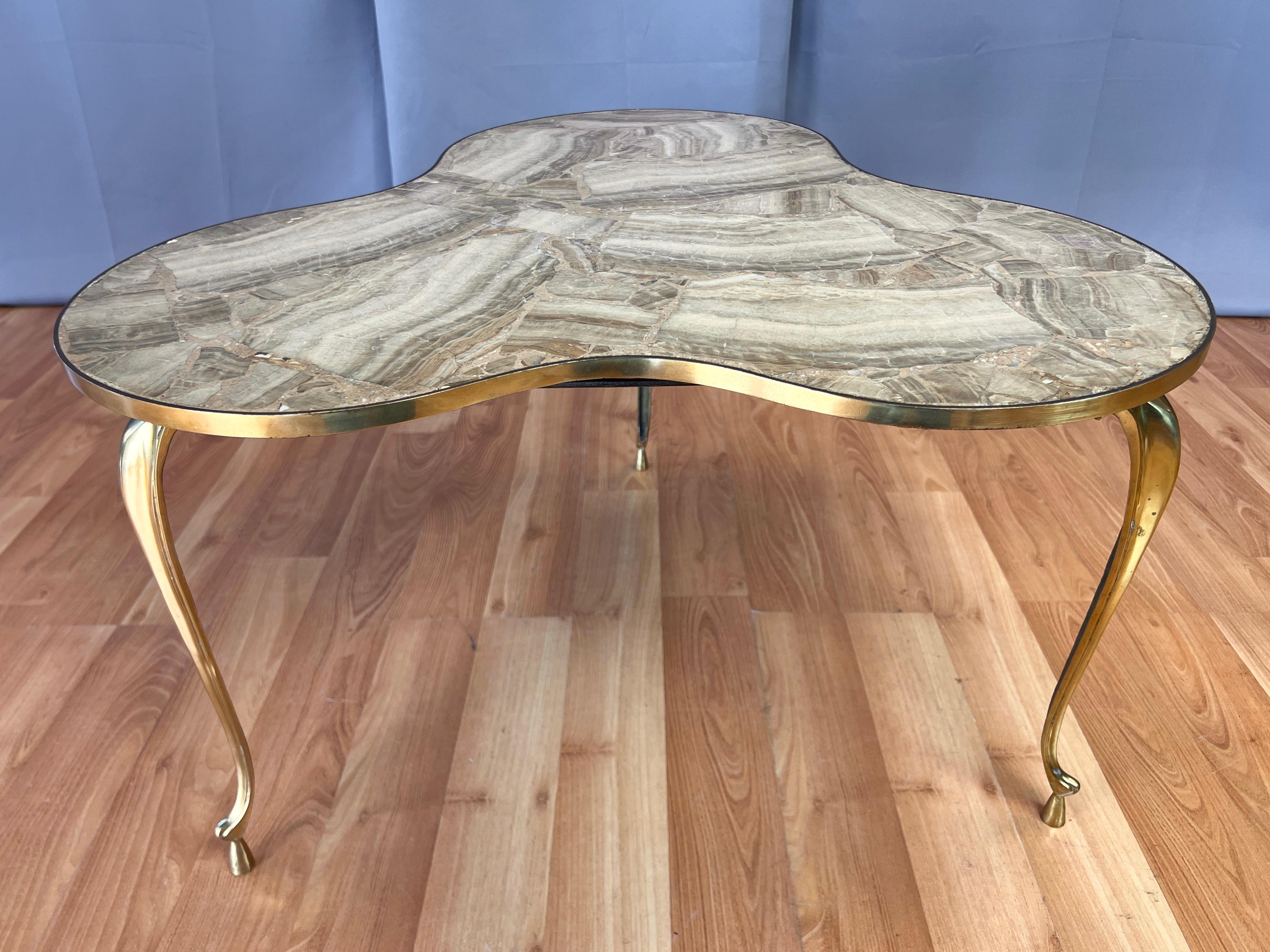 Dreibeiniger italienischer Beistelltisch aus Onyx und Messing mit Trefoil-Platte, 1950er Jahre im Angebot 6