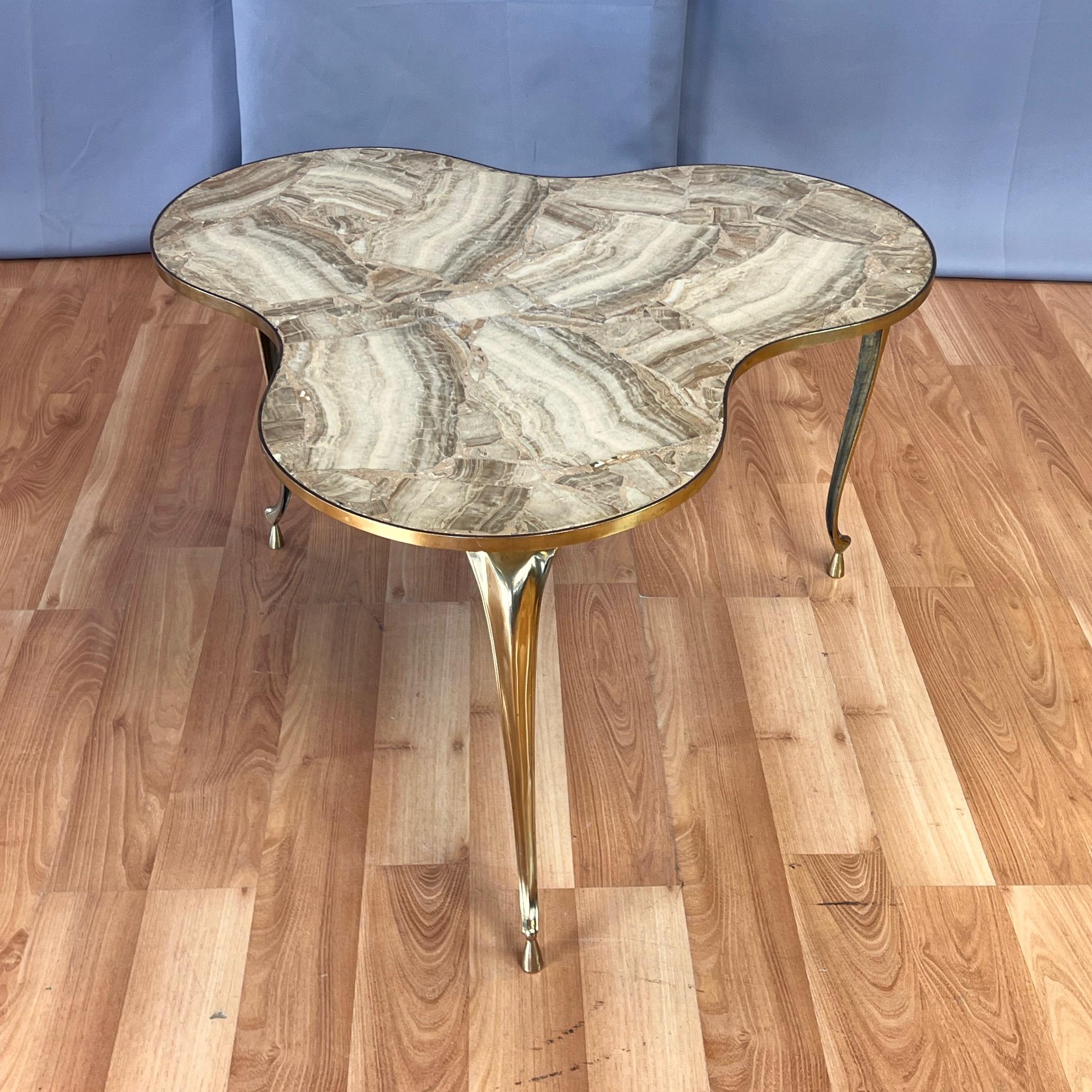 Dreibeiniger italienischer Beistelltisch aus Onyx und Messing mit Trefoil-Platte, 1950er Jahre im Angebot 8