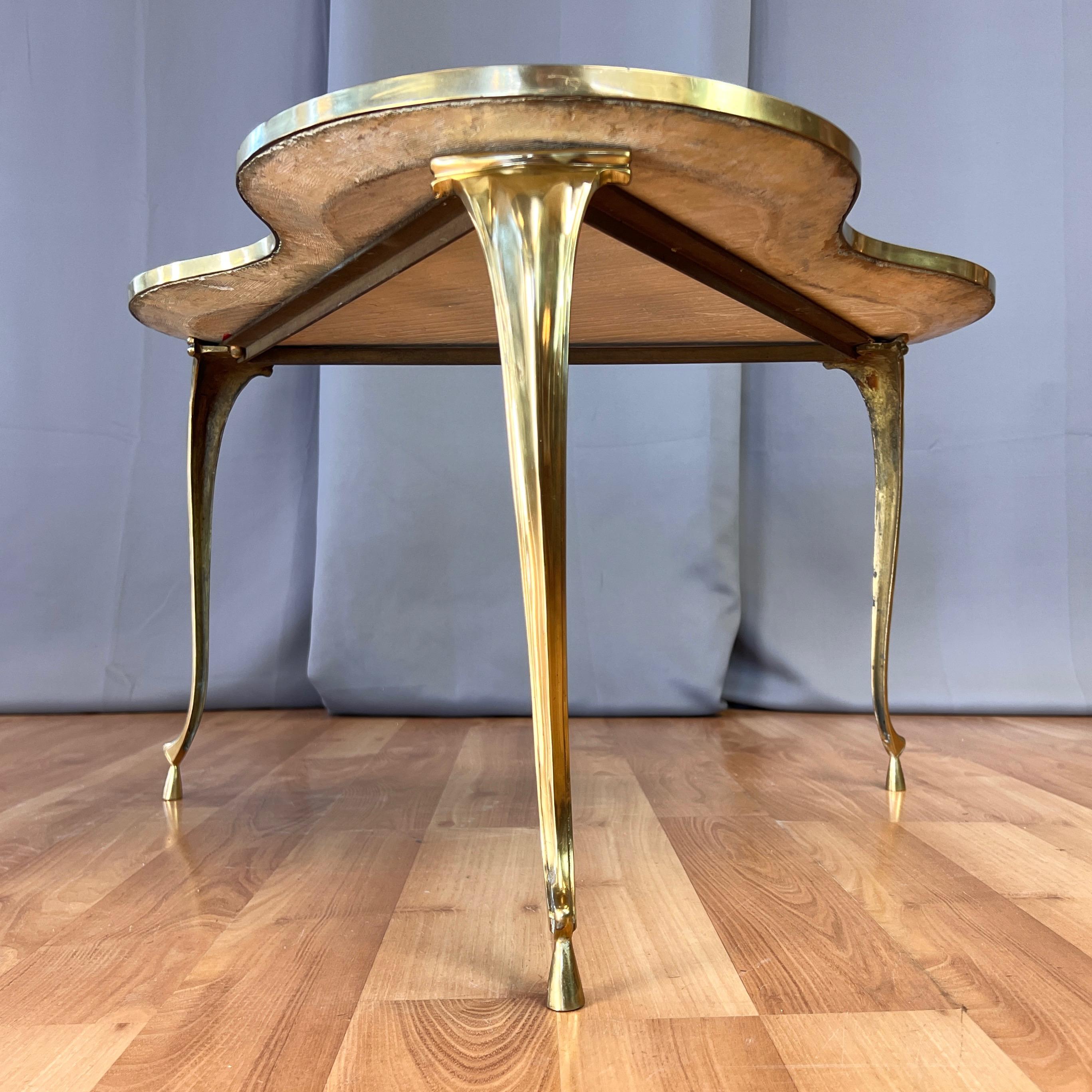 Dreibeiniger italienischer Beistelltisch aus Onyx und Messing mit Trefoil-Platte, 1950er Jahre im Angebot 13