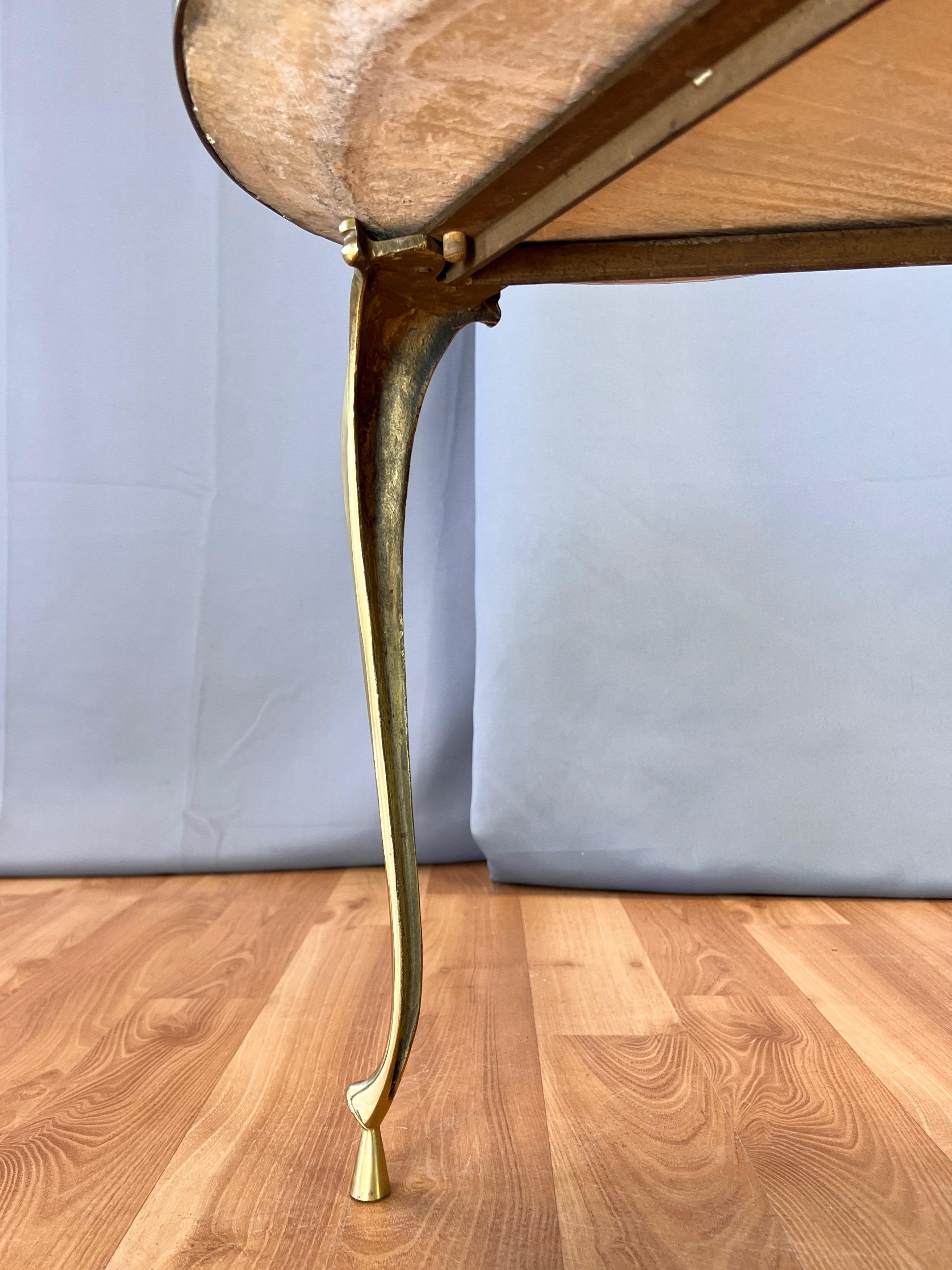 Dreibeiniger italienischer Beistelltisch aus Onyx und Messing mit Trefoil-Platte, 1950er Jahre im Angebot 14
