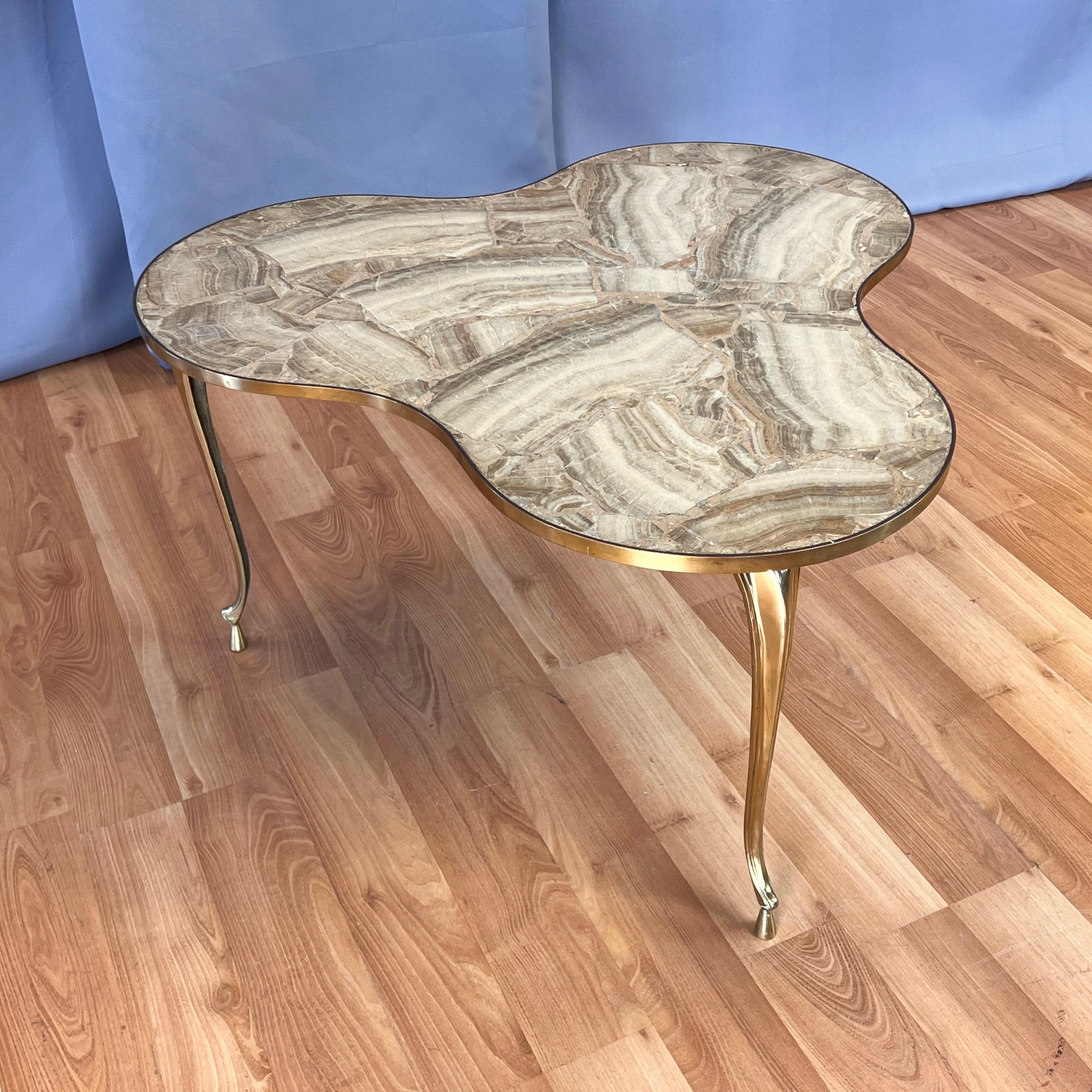 Dreibeiniger italienischer Beistelltisch aus Onyx und Messing mit Trefoil-Platte, 1950er Jahre (Hollywood Regency) im Angebot
