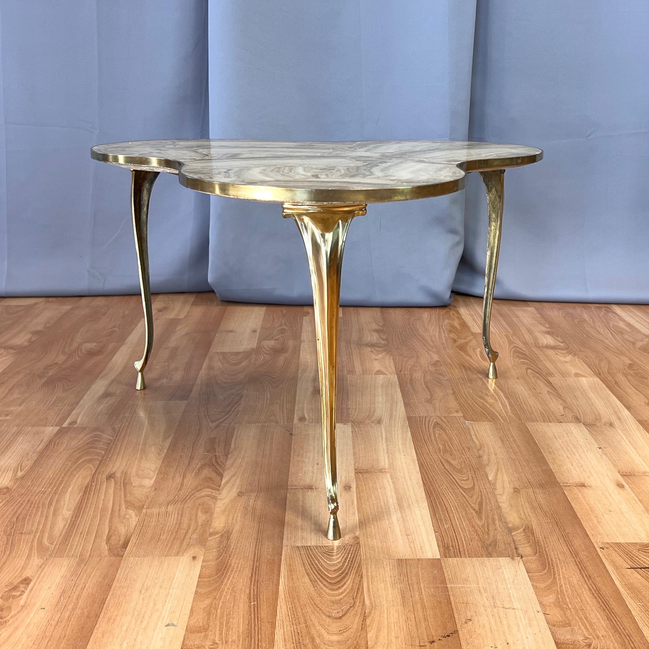 Milieu du XXe siècle Table d'appoint italienne à trois pieds en onyx et laiton, années 1950 en vente