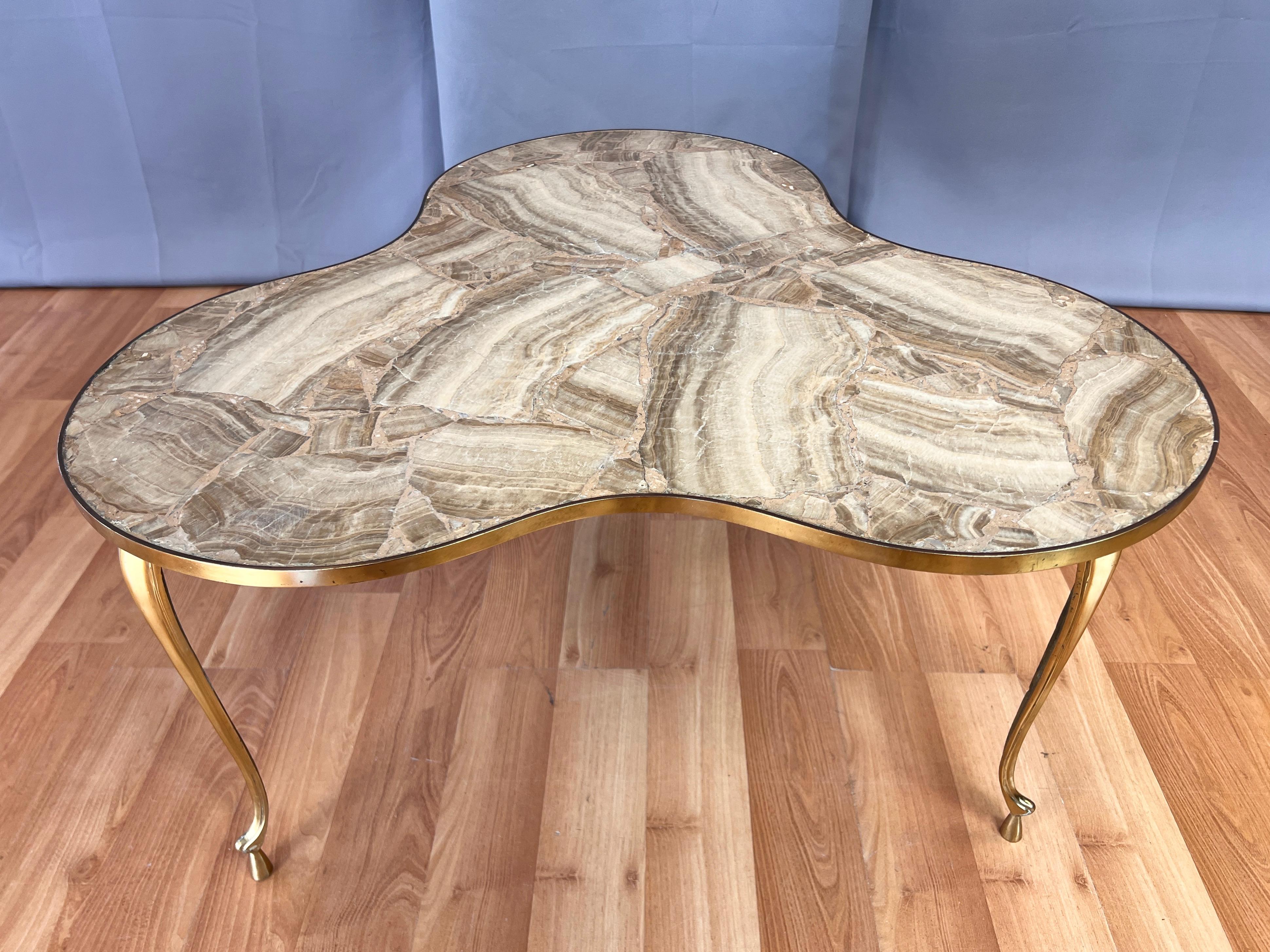 Dreibeiniger italienischer Beistelltisch aus Onyx und Messing mit Trefoil-Platte, 1950er Jahre im Angebot 3