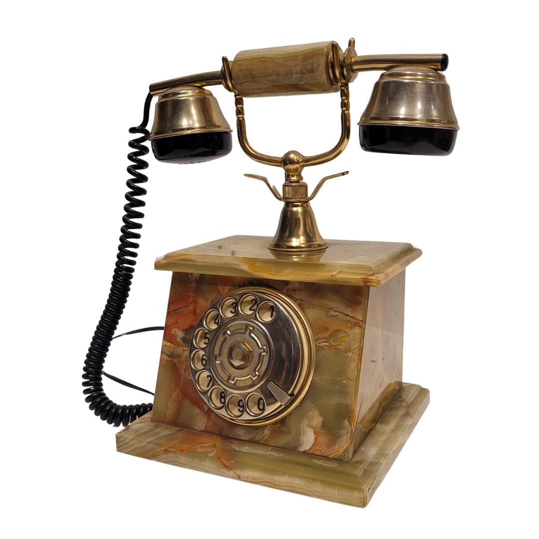 
Wunderschön  Italienisches Vintage-Telefon mit Wählscheibe, aus grünem Onyx und 18 kt vergoldeten Details, 60-70 Jahre alt. Eine schöne hellgrüne Farbe mit schönen Adern, die den Onyx ausmachen, ein raffiniertes und exquisites MATERIAL, das oft