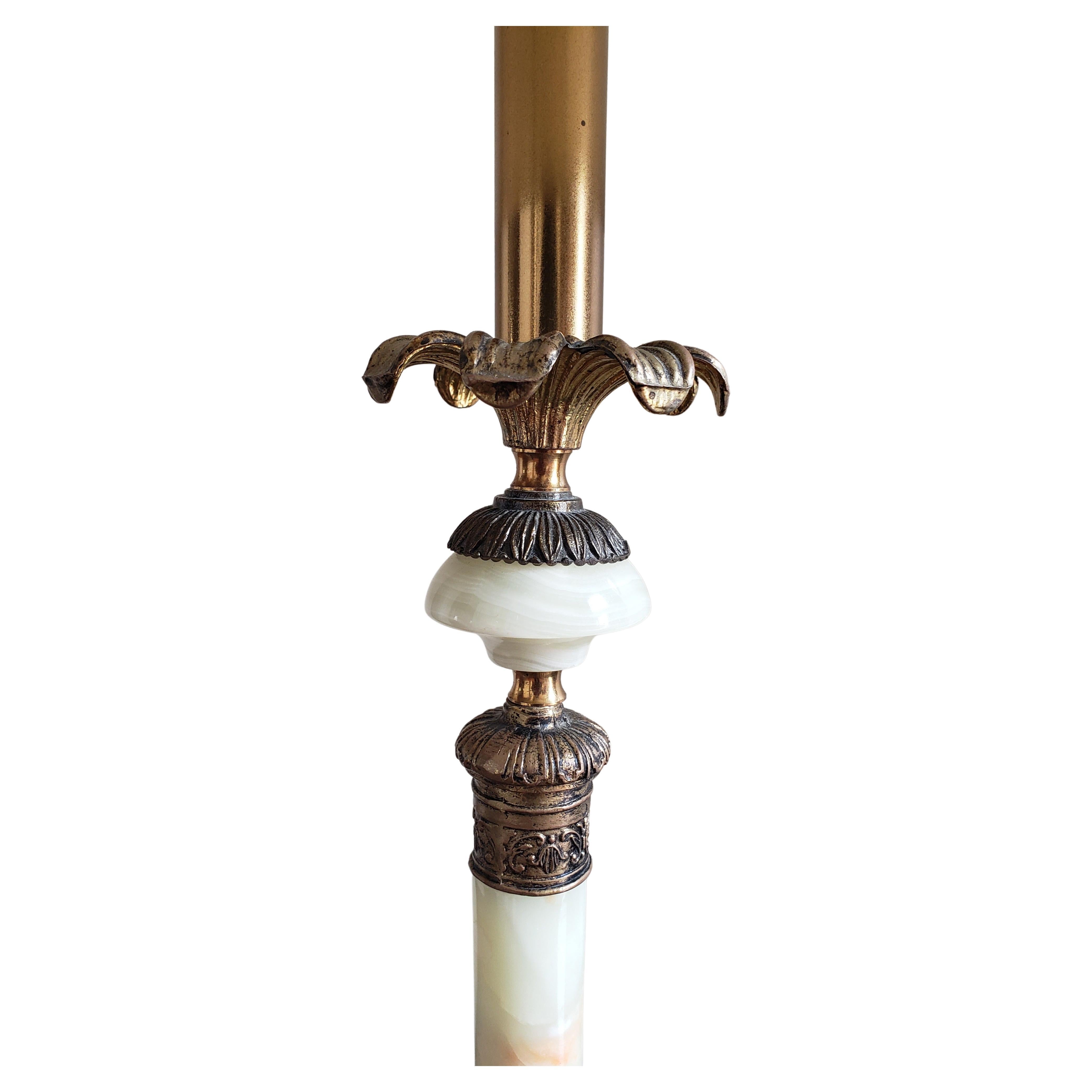 Lampe de table italienne à colonne en marbre onyx et laiton en vente 2