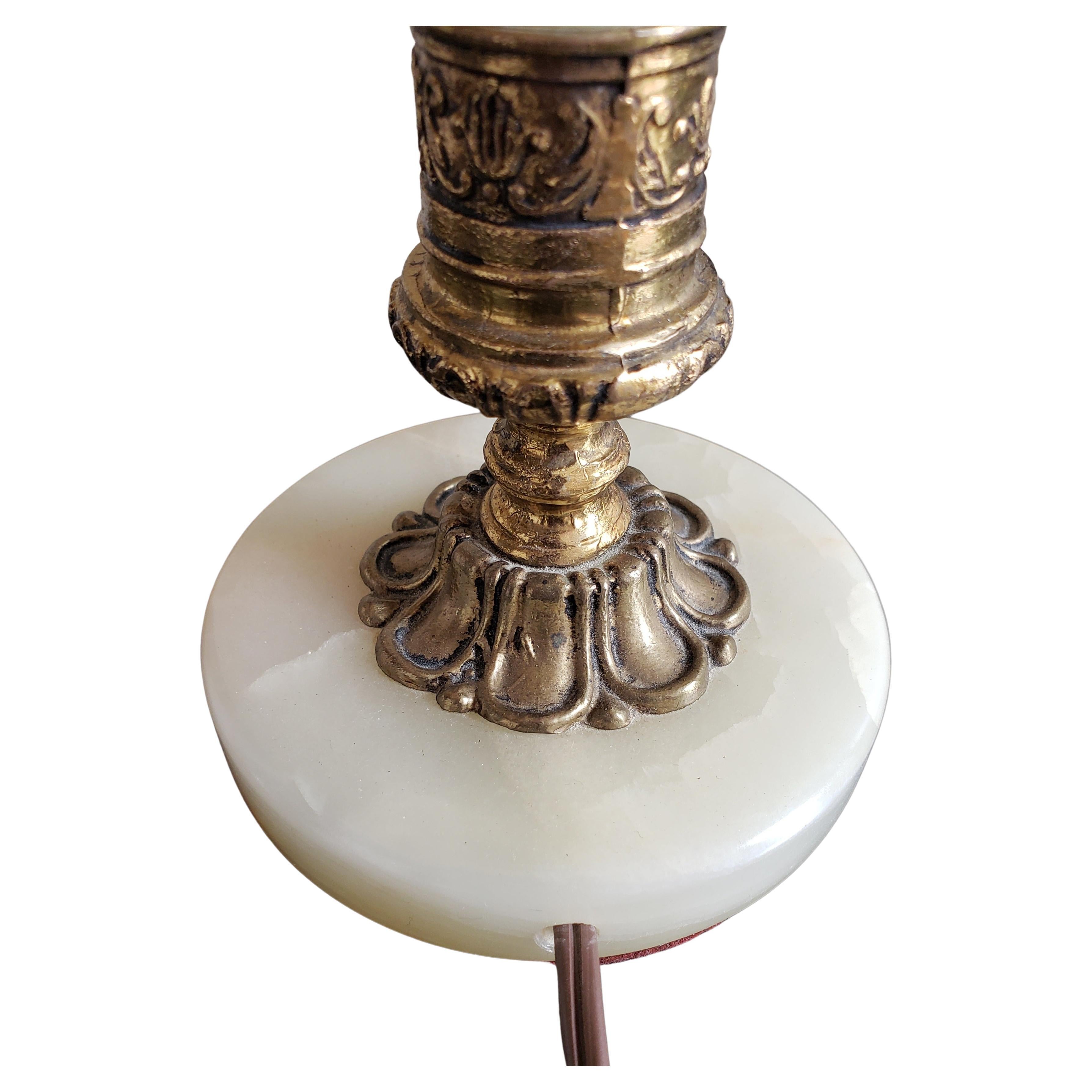 Lampe de table italienne à colonne en marbre onyx et laiton en vente 3