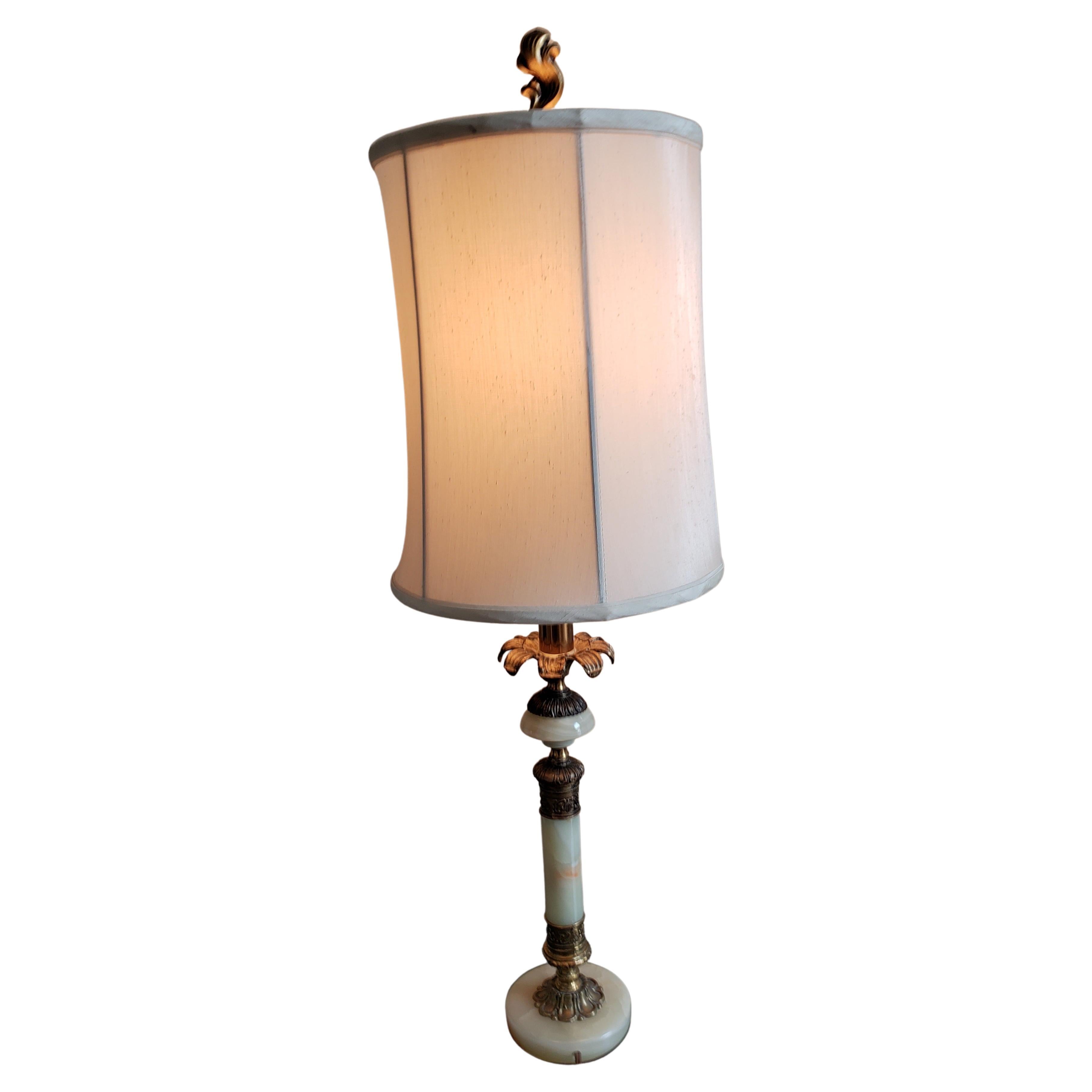Néoclassique Lampe de table italienne à colonne en marbre onyx et laiton en vente
