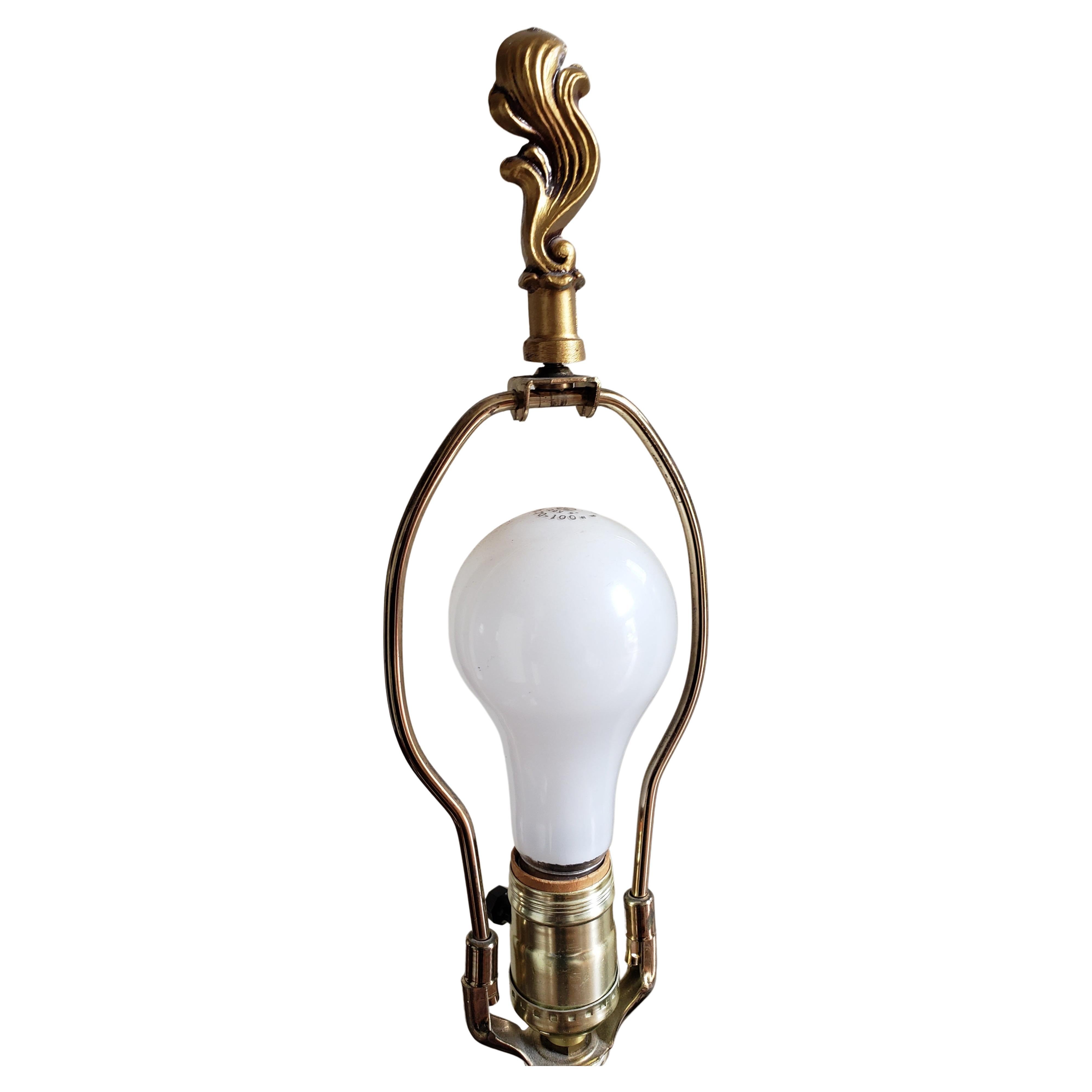 Autre Lampe de table italienne à colonne en marbre onyx et laiton en vente