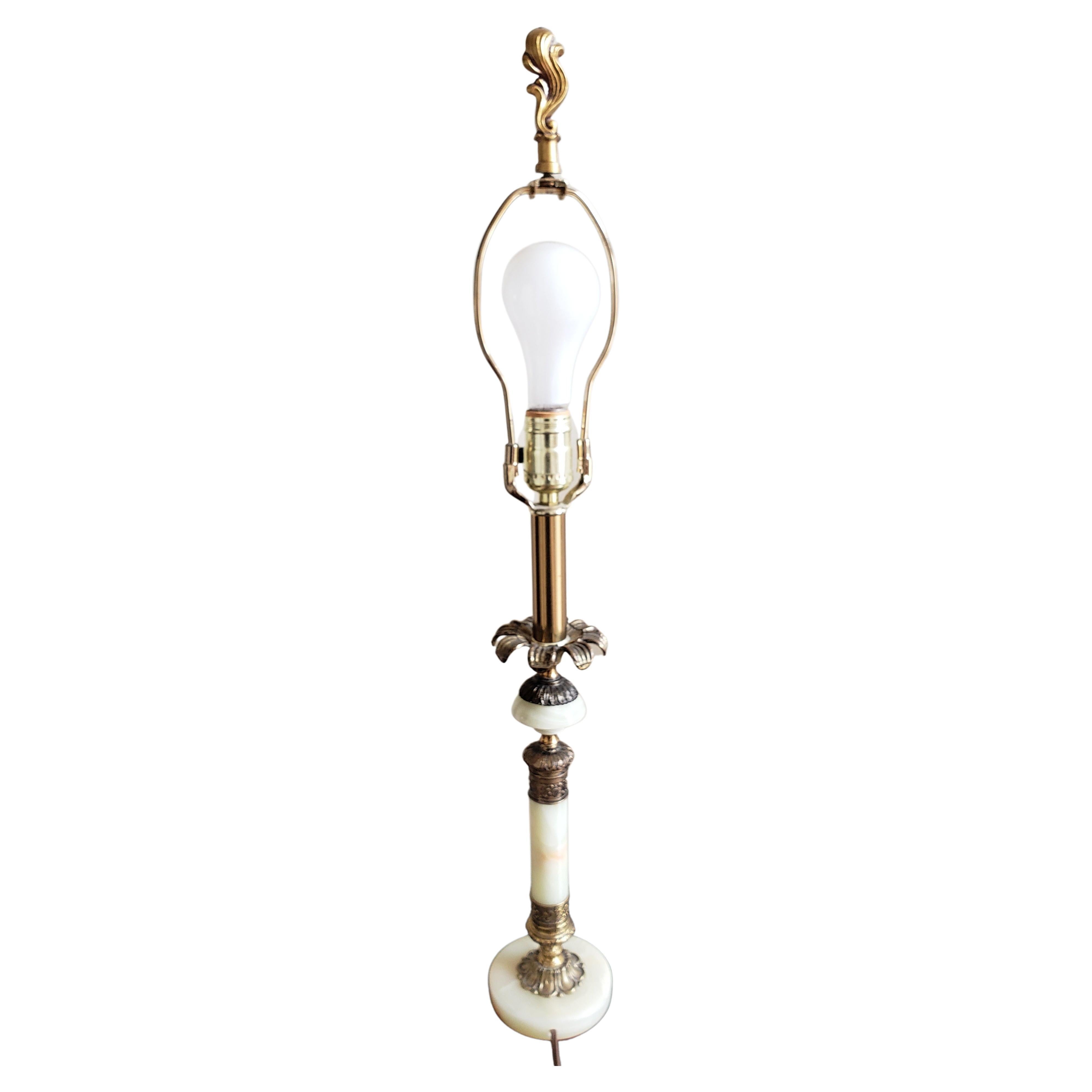 Laiton Lampe de table italienne à colonne en marbre onyx et laiton en vente