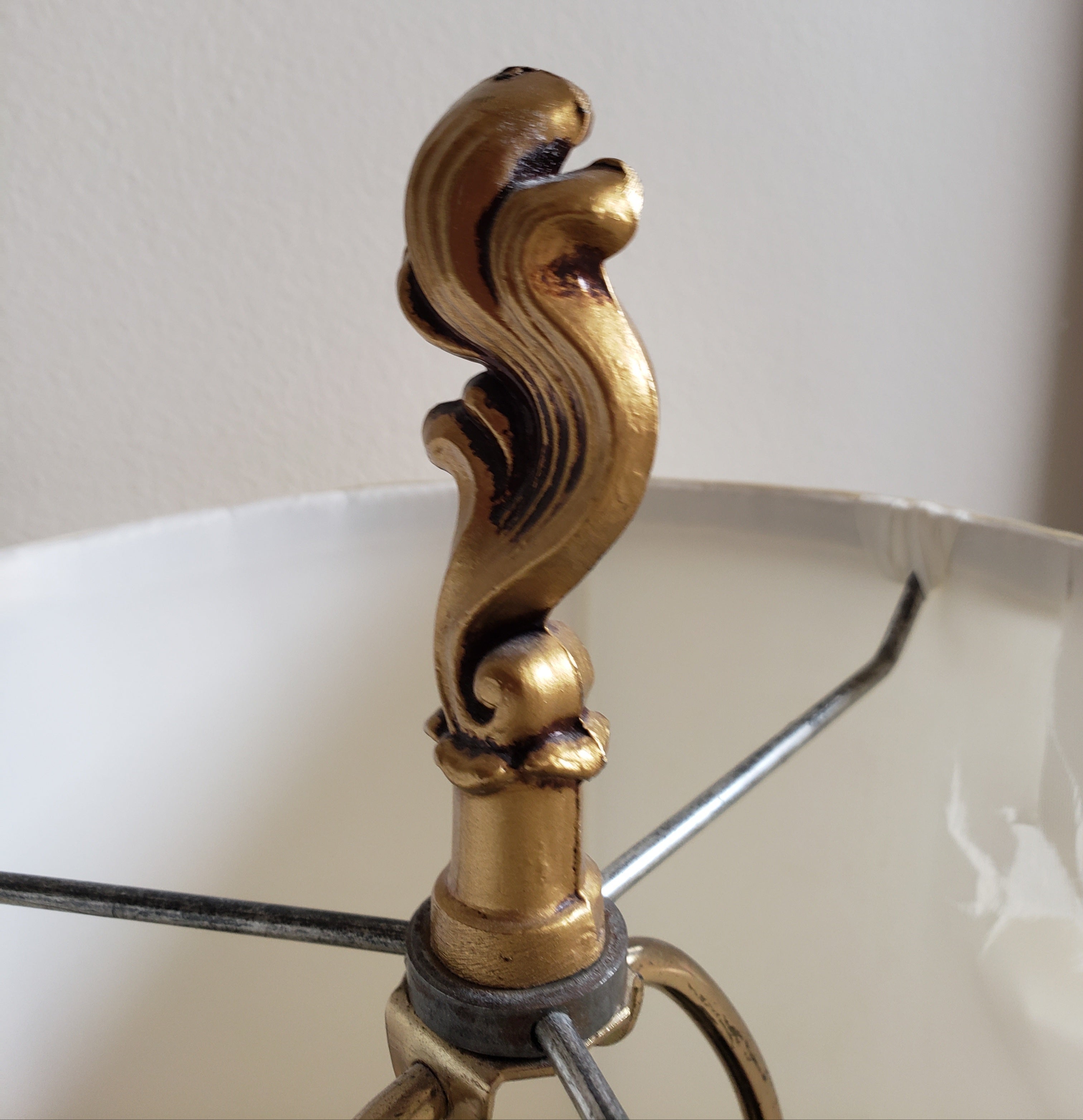 Italian Onyx Marble and Brass Column Table Lamp In Good Condition For Sale In Germantown, MD