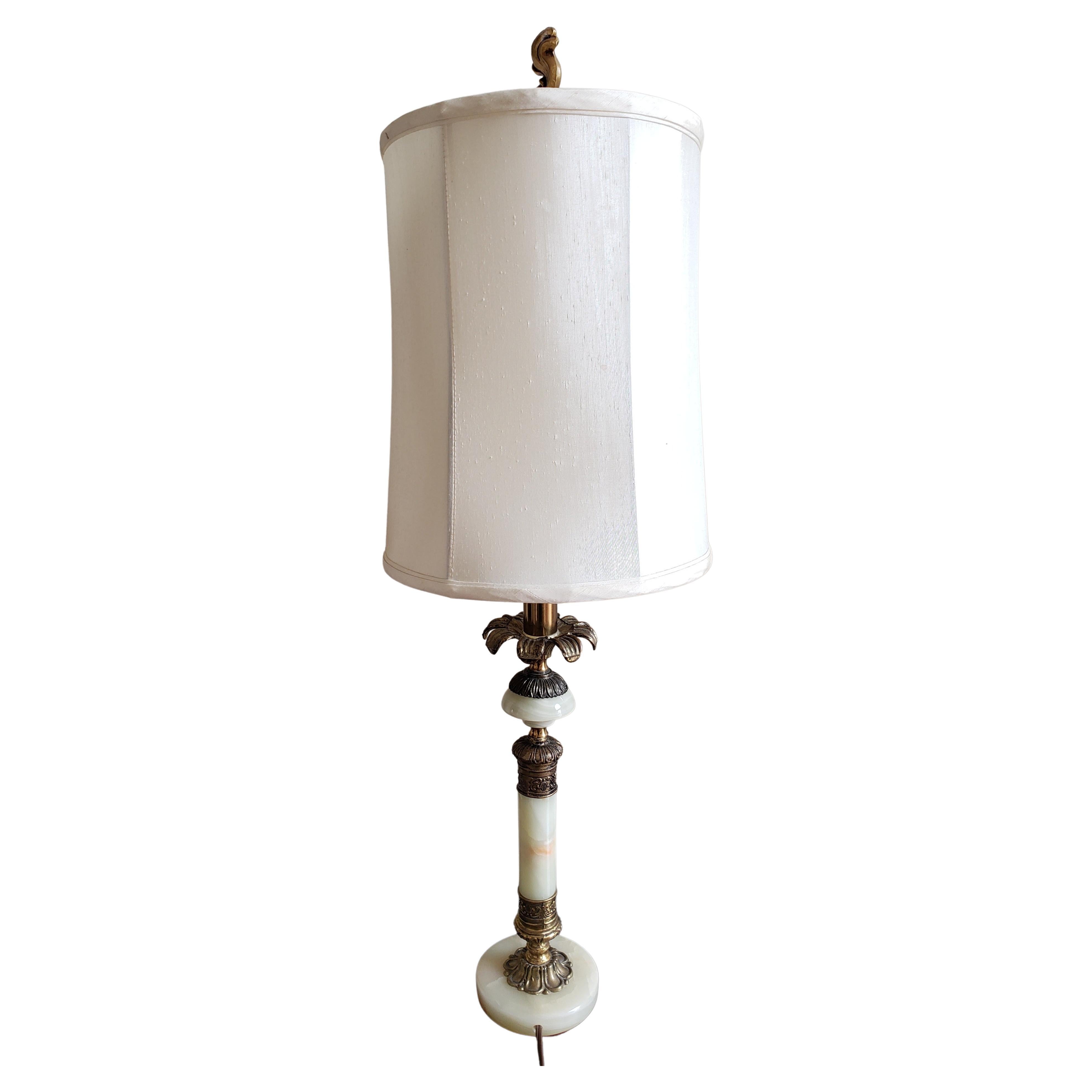 Lampe de table italienne à colonne en marbre onyx et laiton en vente