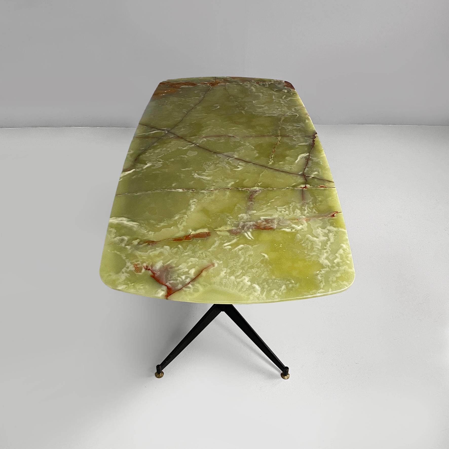 Tavolo da pranzo italiano in marmo onice e metallo di forma rettangolare arrotondata, anni '80 In condizioni buone in vendita a MIlano, IT